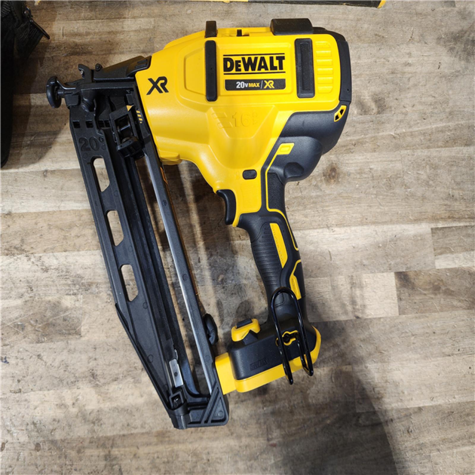 HOUSTON LOCATION - AS-IS DEWALT 20V MAX XR 16-Gauge Electric Cordless Angled Finishing Nailer Kit