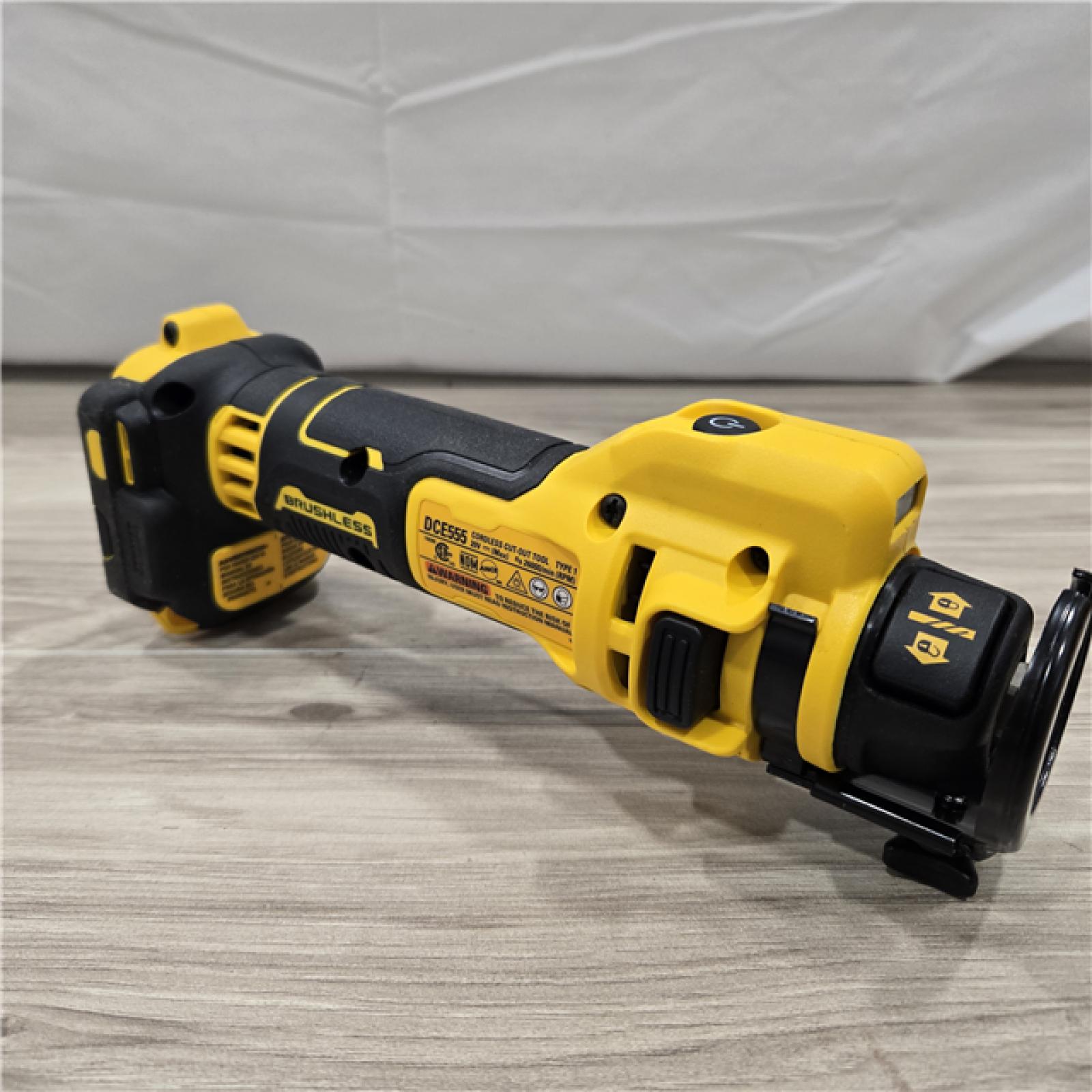 LIKE NEW! - DEWALT 20V MAX Cordless Cut Out Tool