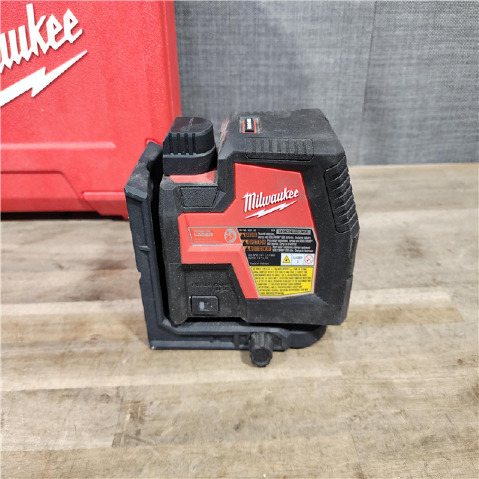 HOUSTON LOCATION - AS-IS MILWAUKEE 100 Ft. REDLITHIUM Lithium-Ion USB Green Rechargeable Cross Line Laser Level with Charger