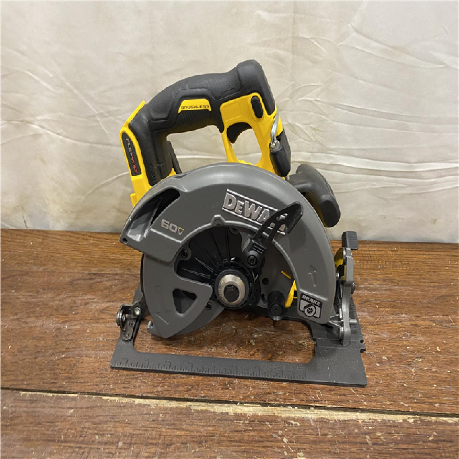 AS-IS DeWALT Flexvolt Max 7-1/4  60V Brushless Circular Saw DCS578B