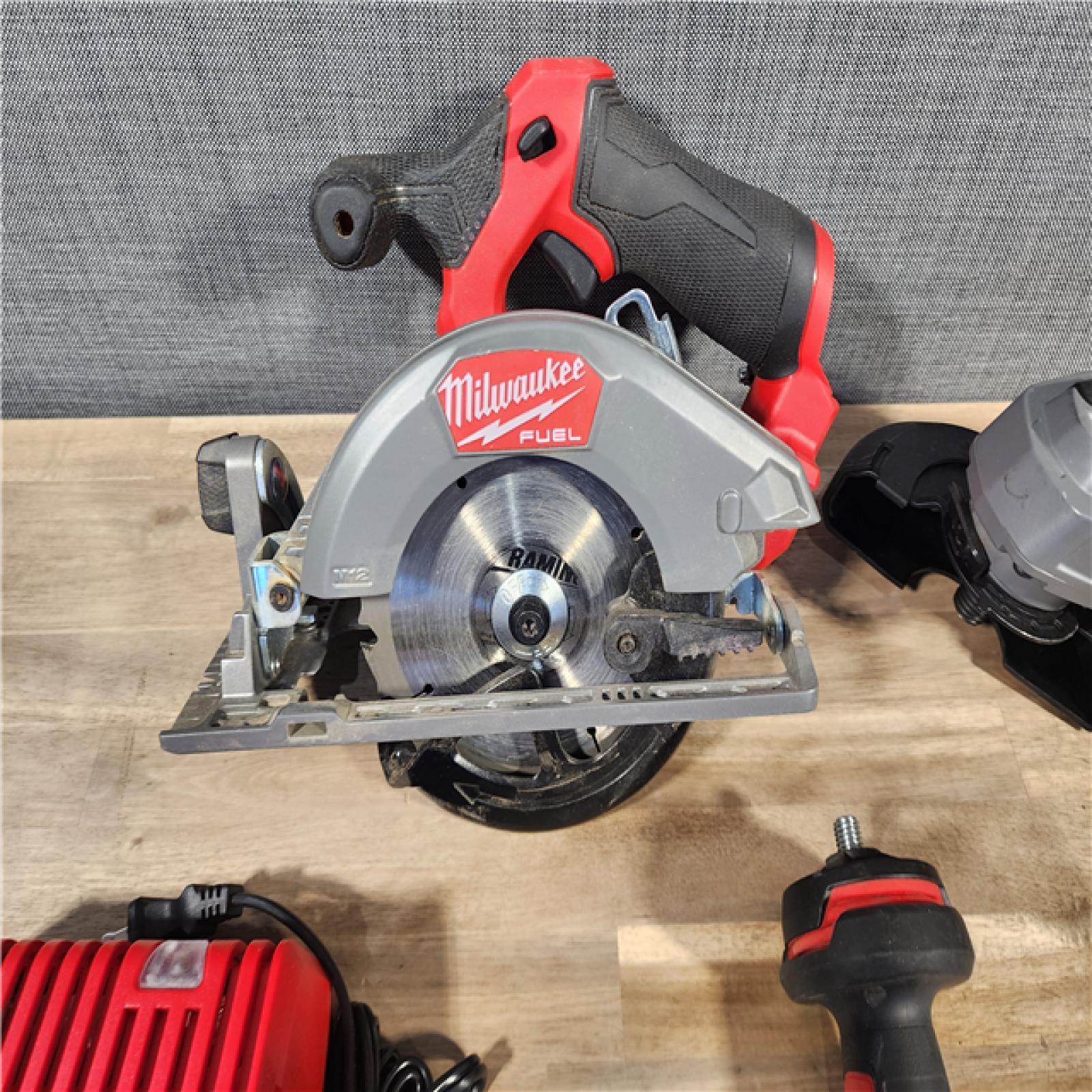 HOUSTON LOCATION - AS-IS MILWAUKEE 3 TOOL COMBO KIT W/ (2) BATTERY & CHARGER