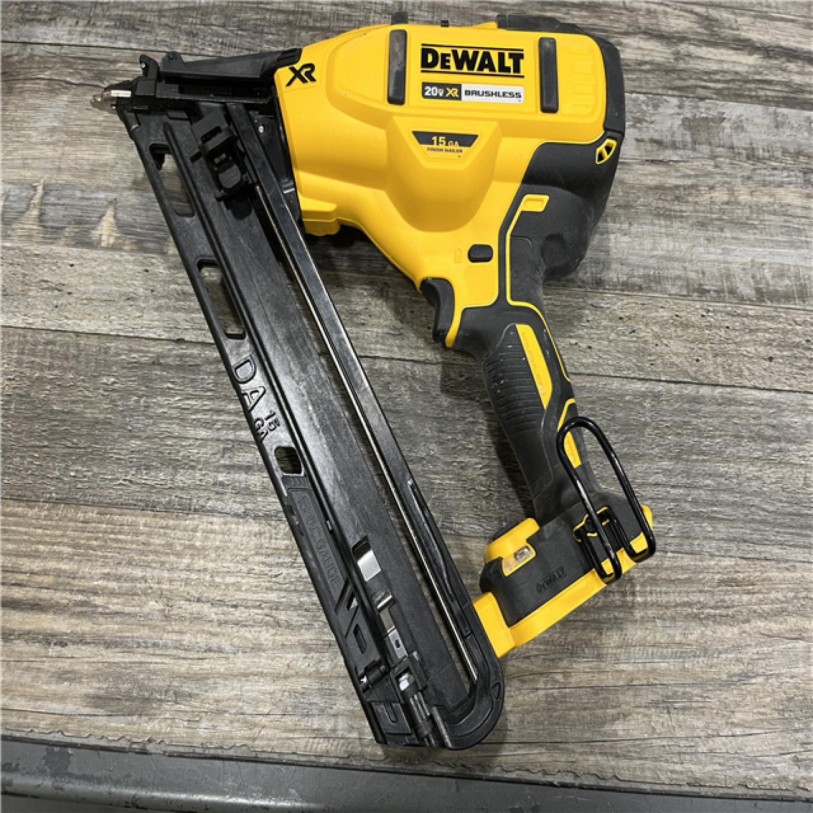 AS-IS DEWALT 20V MAX XR Lithium-Ion Cordless 2-1/2 in. 15-Gauge Finish Nailer Kit