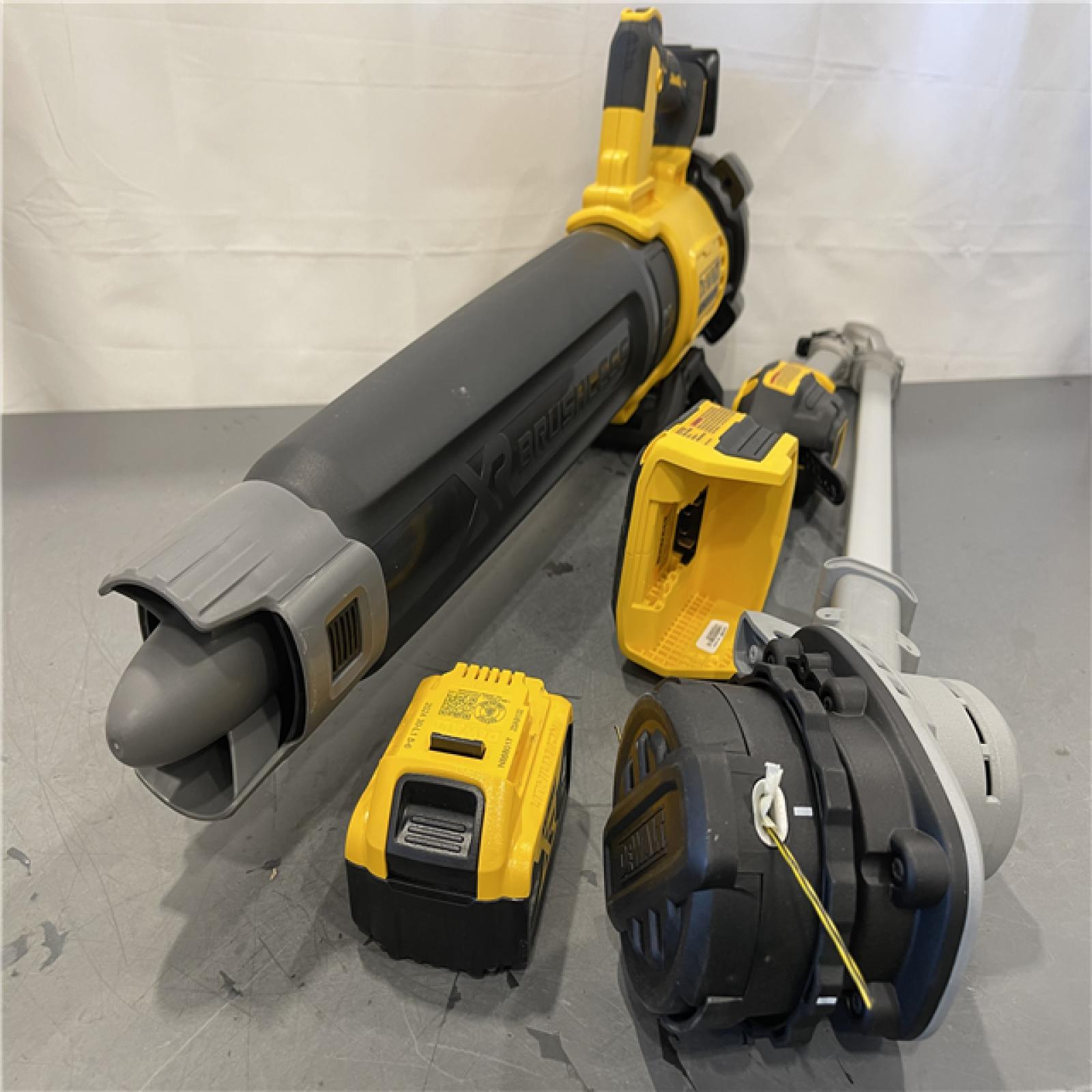 AS-IS - DEWALT 20V MAX Cordless Battery Powered String Trimmer & Blower Combo Kit