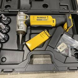 LIKE NEW - DEWALT 20V MAX Cordless 1 in. PEX Expansion Tool Kit