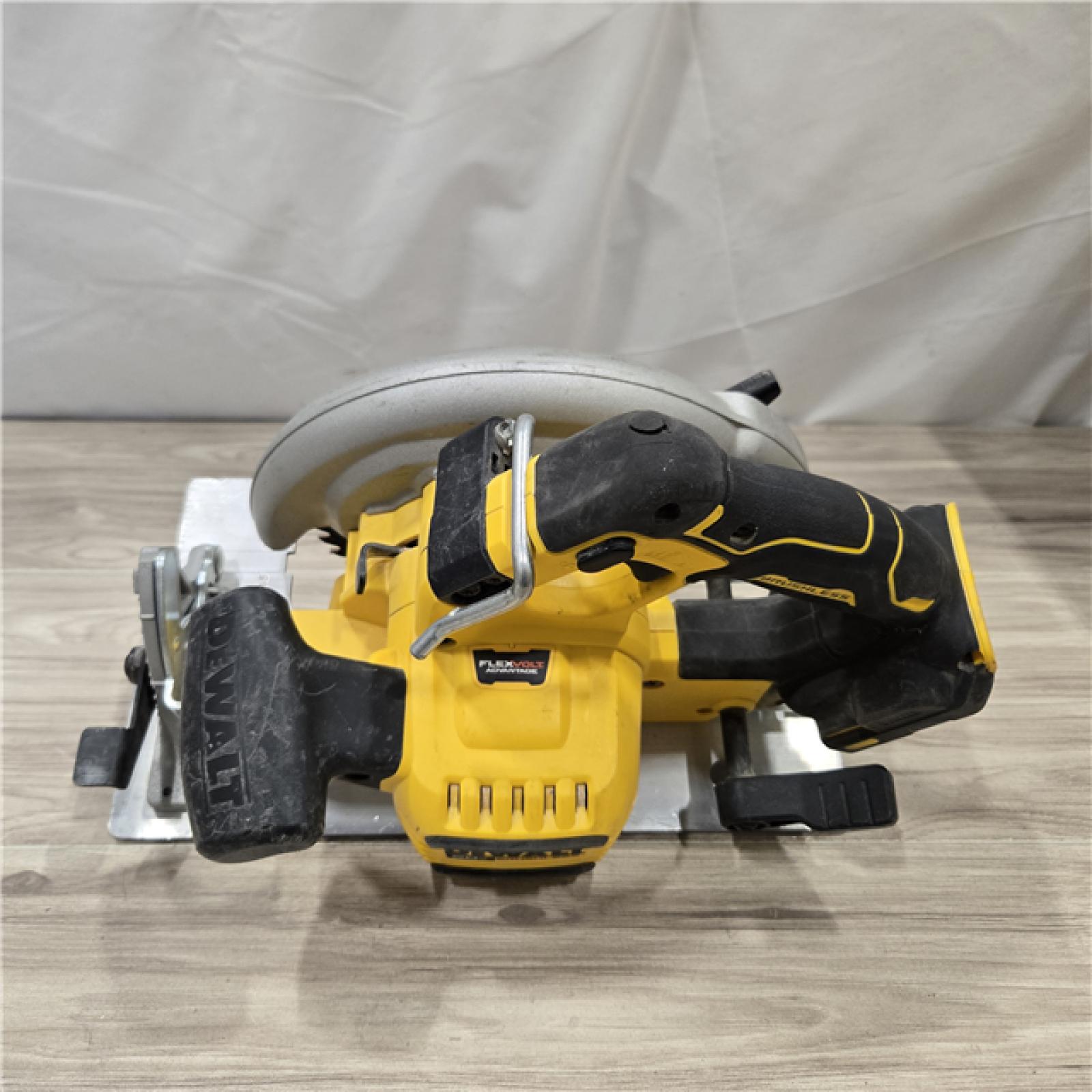 AS-IS DeWalt 20V MAX Cordless 7-1/4 in. Sidewinder Style Circular Saw (Tool Only)