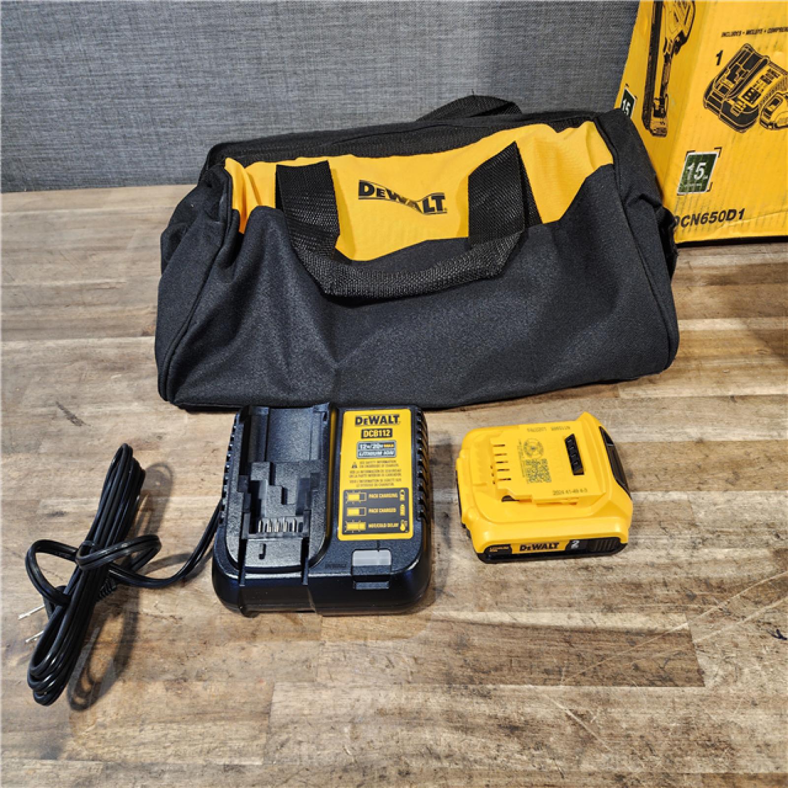 HOUSTON LOCATION - AS-IS DeWalt 15 GA ANGLED FINISH NAILER KIT W/ BATTERY & CHARGER