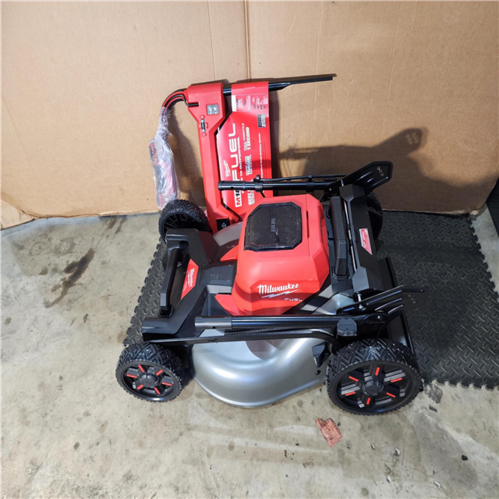 HOUSTON LOCATION - AS-IS Milwaukee M18 FUEL 2823-20 21 in. 18 V Battery Self-Propelled Lawn Mower W/ BATTERY CHARGER