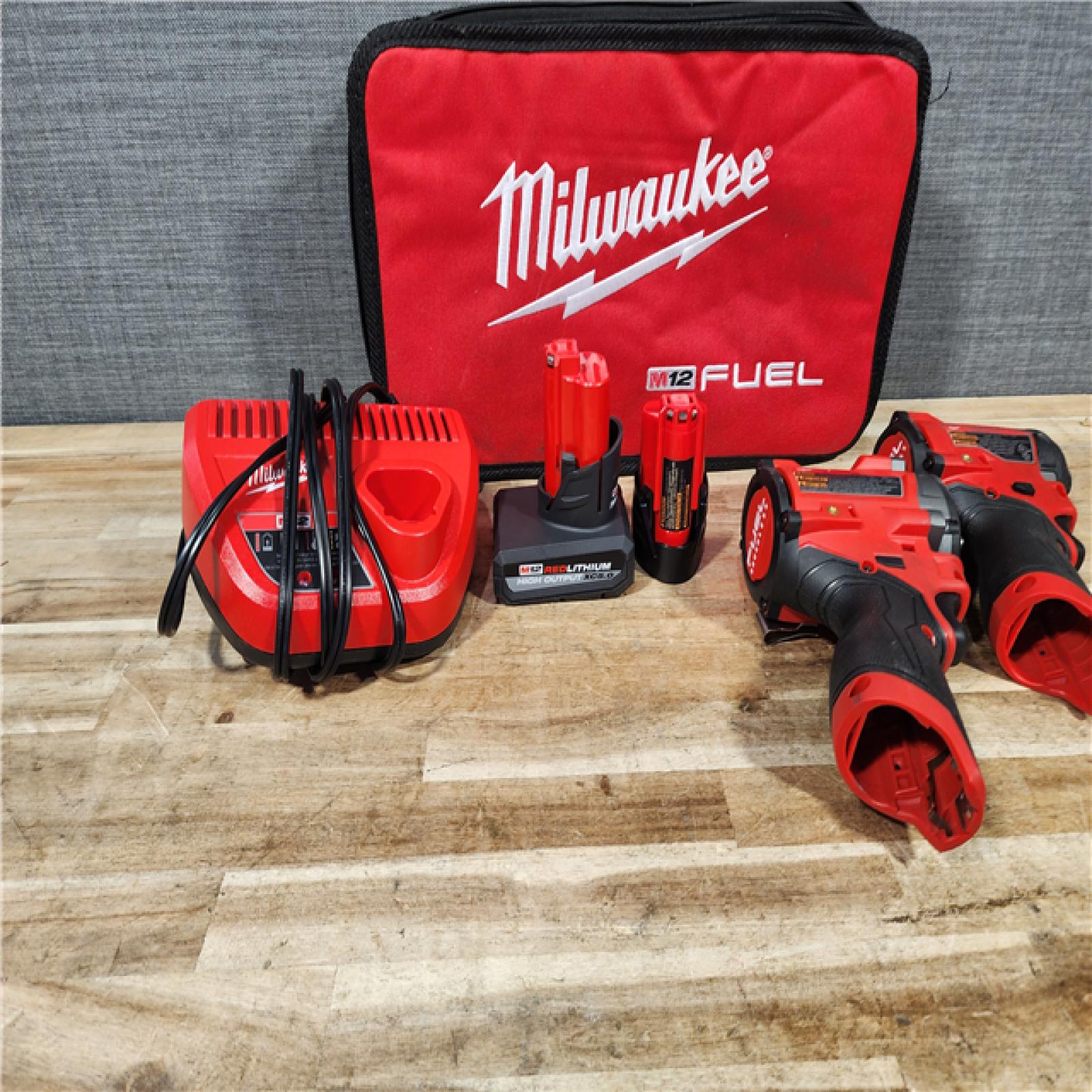 HOUSTON LOCATION - AS - IS Milwaukee 2 Tool Combo Kit W/ (2) Battery & Charger