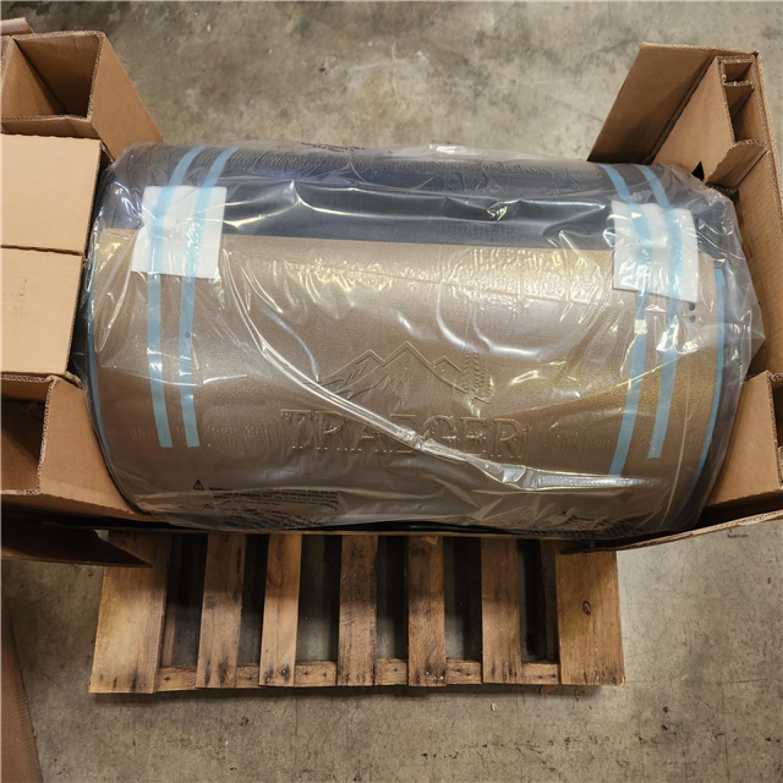 Phoenix NEW Traeger Pro Series 34-Pellet Grill and Smoker in Bronze SEALED