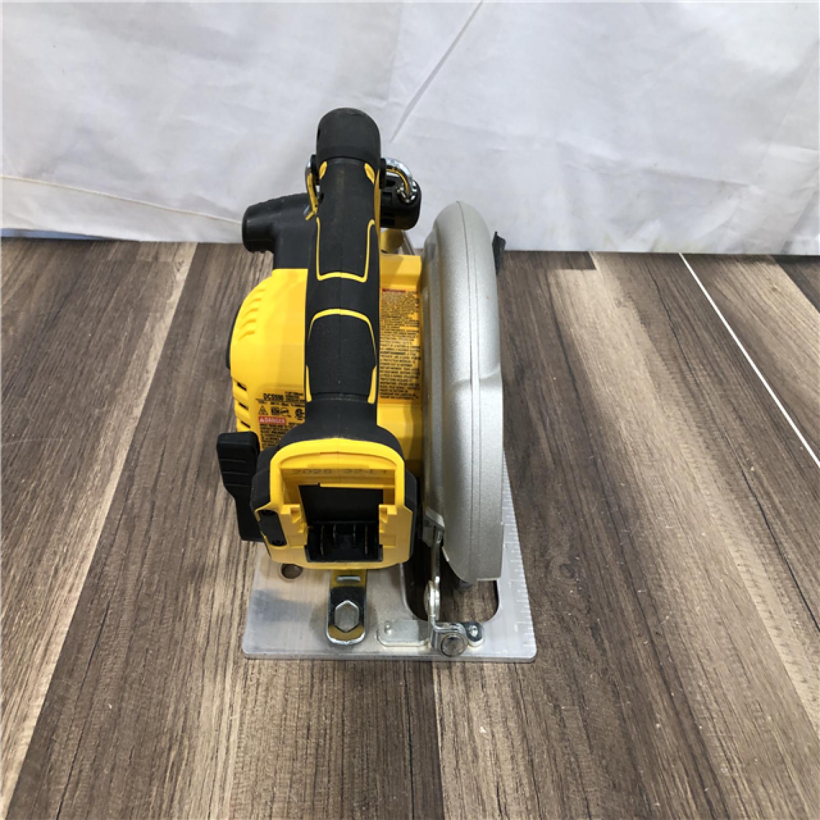 AS-IS DEWALT 20-Volt MAX 7-1/4 in. Cordless Circular Saw (Tool Only)