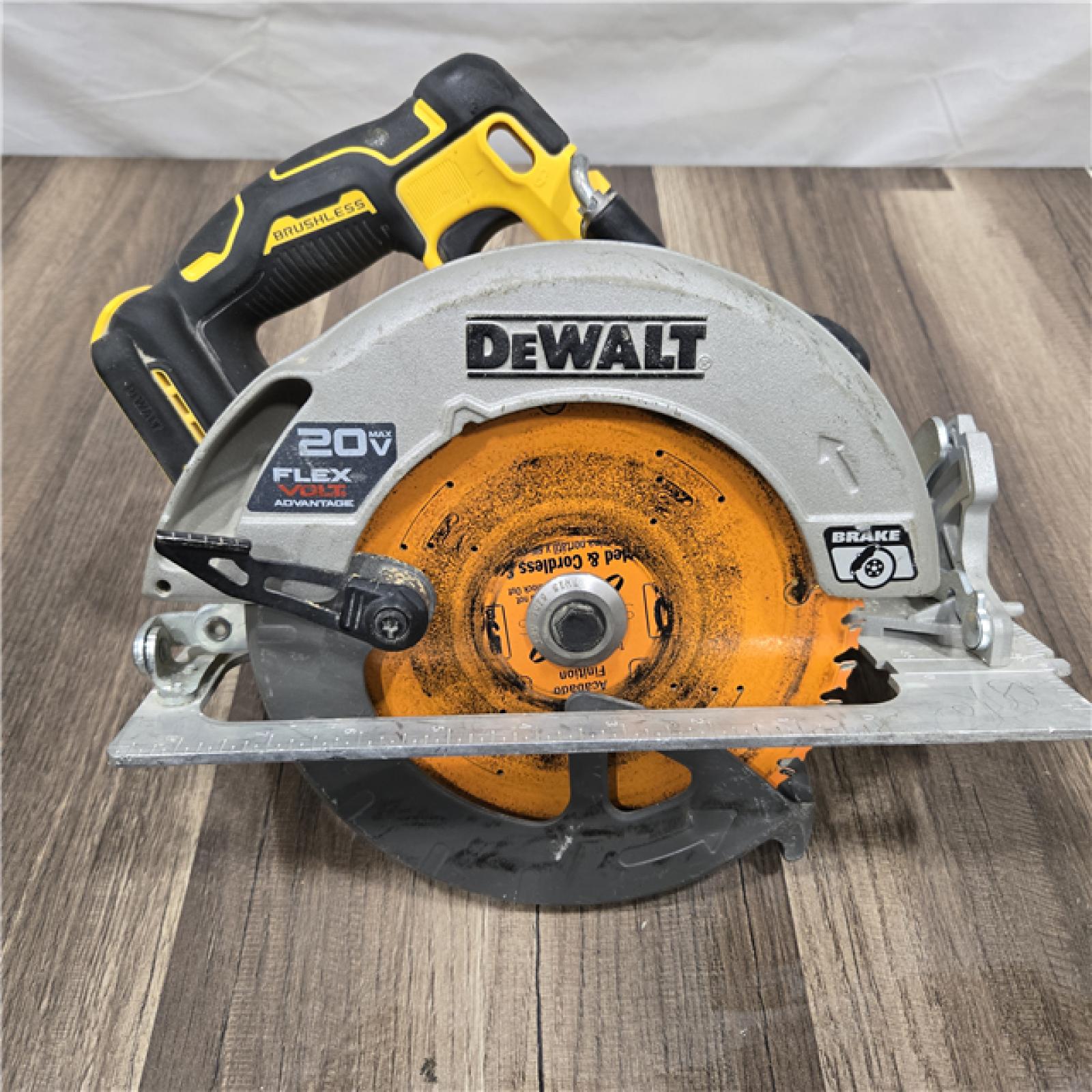 GOOD DEWALT 20-Volt MAX 7-1/4 in. Cordless Circular Saw (Tool Only)