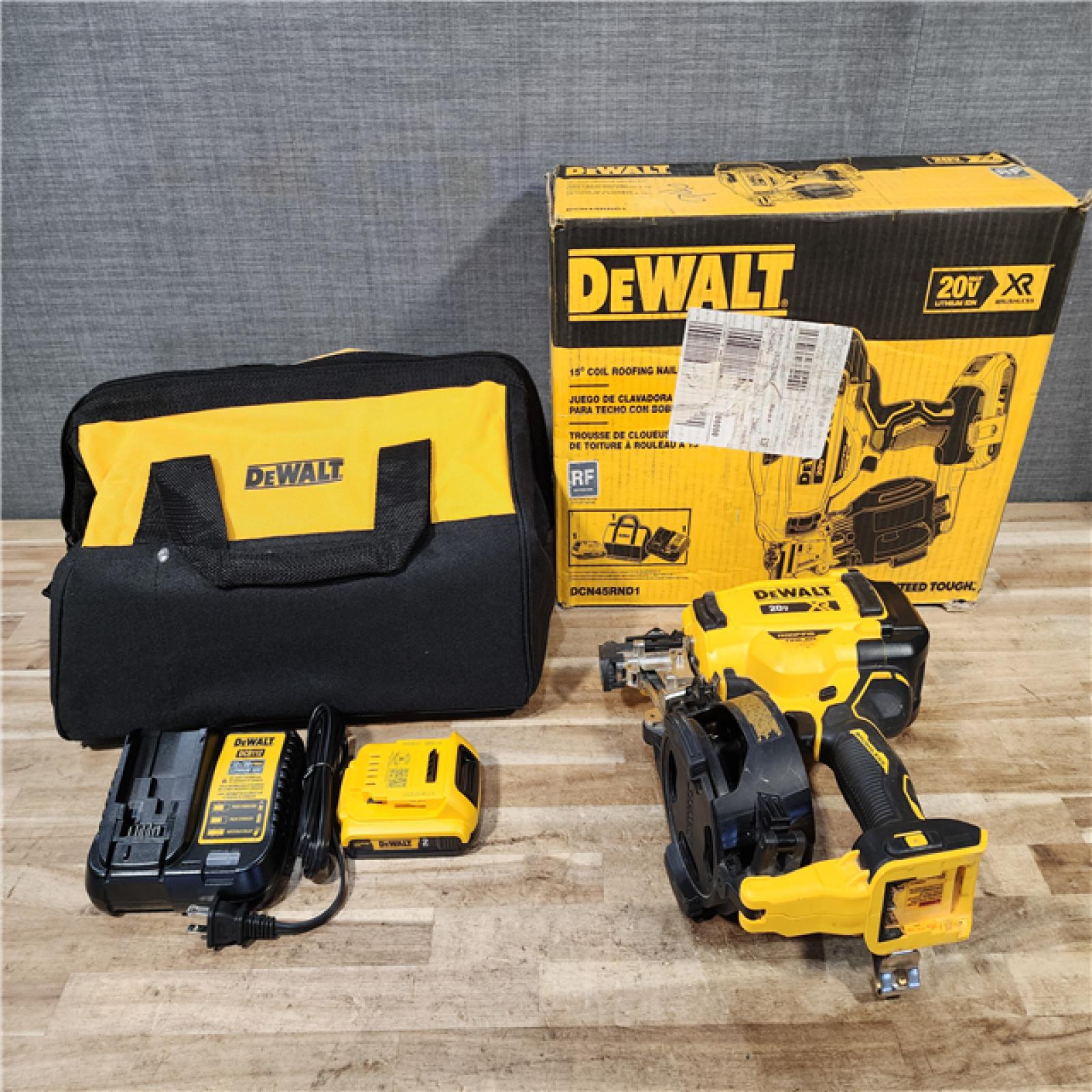 HOUSTON LOCATION - AS-IS DEWALT 20V MAX Lithium-Ion 15-Degree Electric Cordless Roofing Nailer Kit