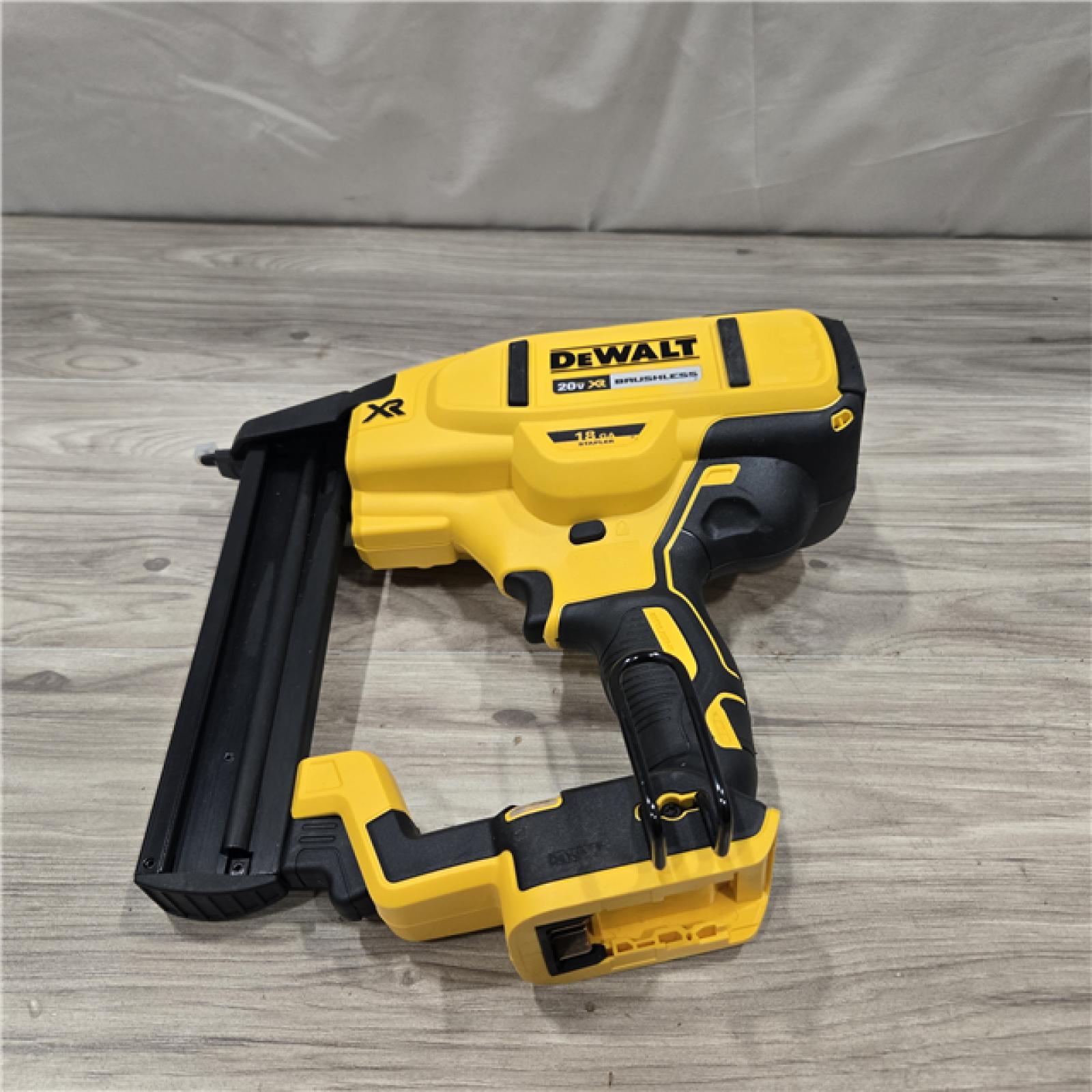 AS-IS DeWALT DCN681D1 20V MAX 18ga Cordless Narrow Crown Stapler Kit