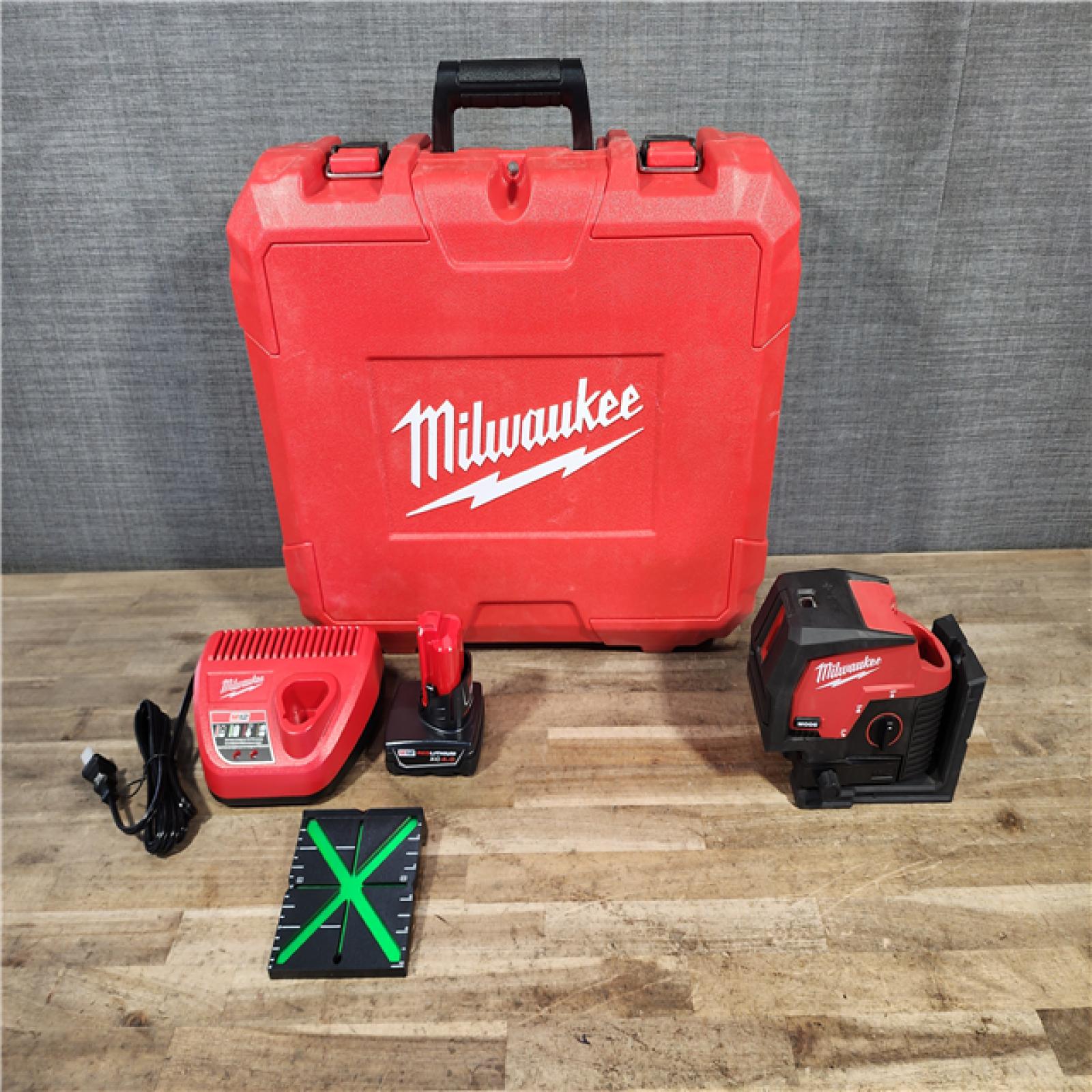 HOUSTON LOCATION - AS-IS Milwaukee Green 125 Ft. Cross Line and Plumb Points Laser Level Kit
