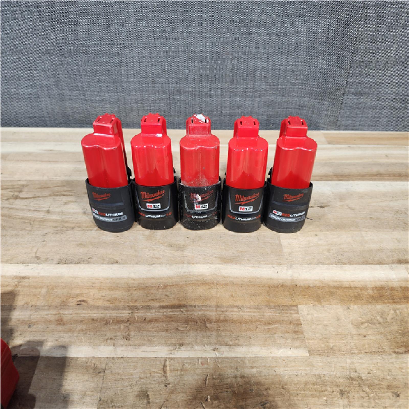 HOUSTON LOCATION - AS-IS MILWAUKEE BATTERY PACK QTY - 10