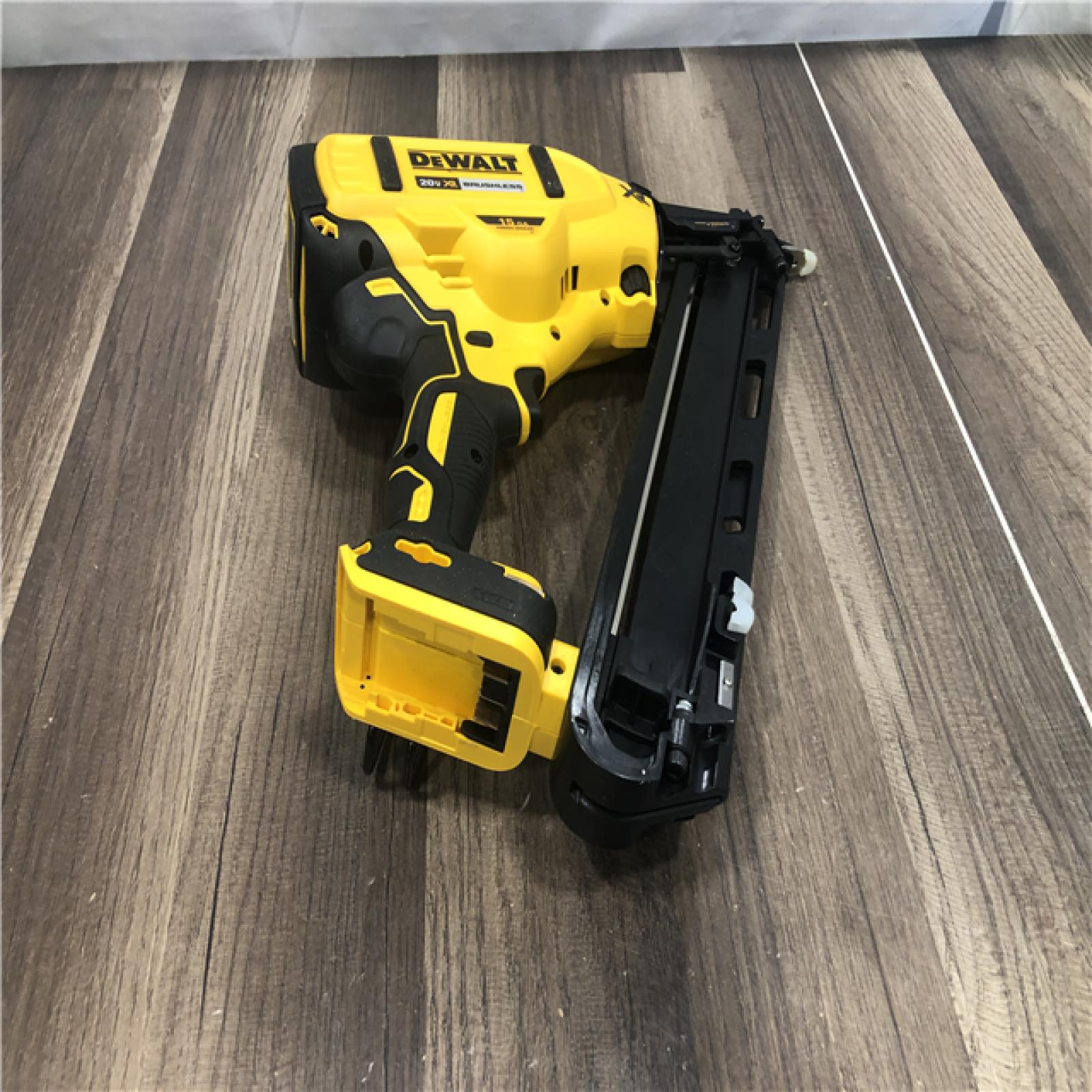 AS-IS DEWALT 20V MAX XR Lithium-Ion Cordless 2-1/2 in. 15-Gauge Finish Nailer Kit