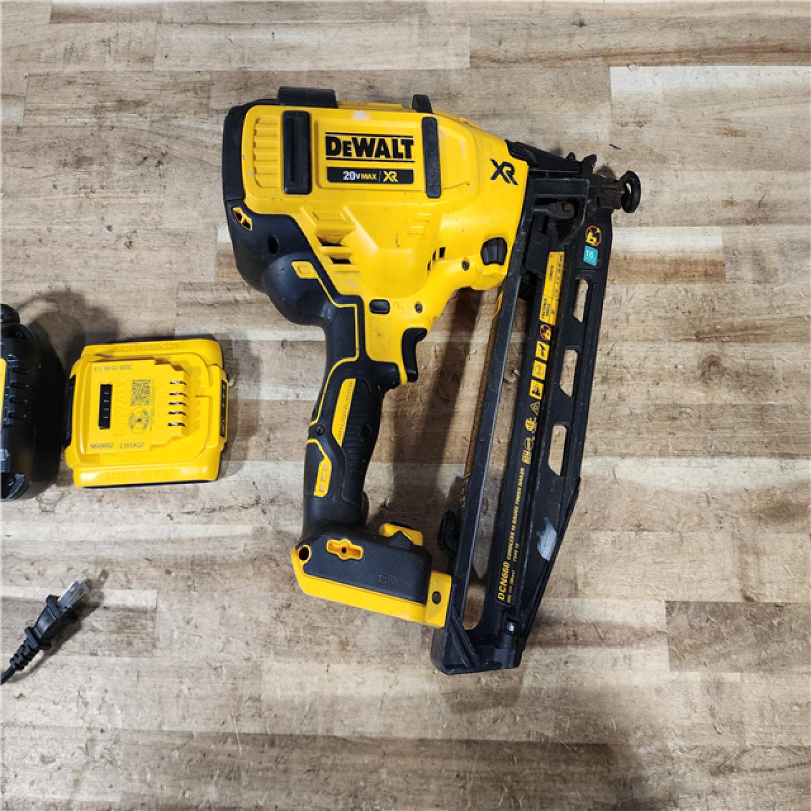 HOUSTON LOCATION - AS - IS DEWALT 20V MAX XR Lithium-Ion Cordless 2-1/2 in. 15-Gauge Finish Nailer Kit