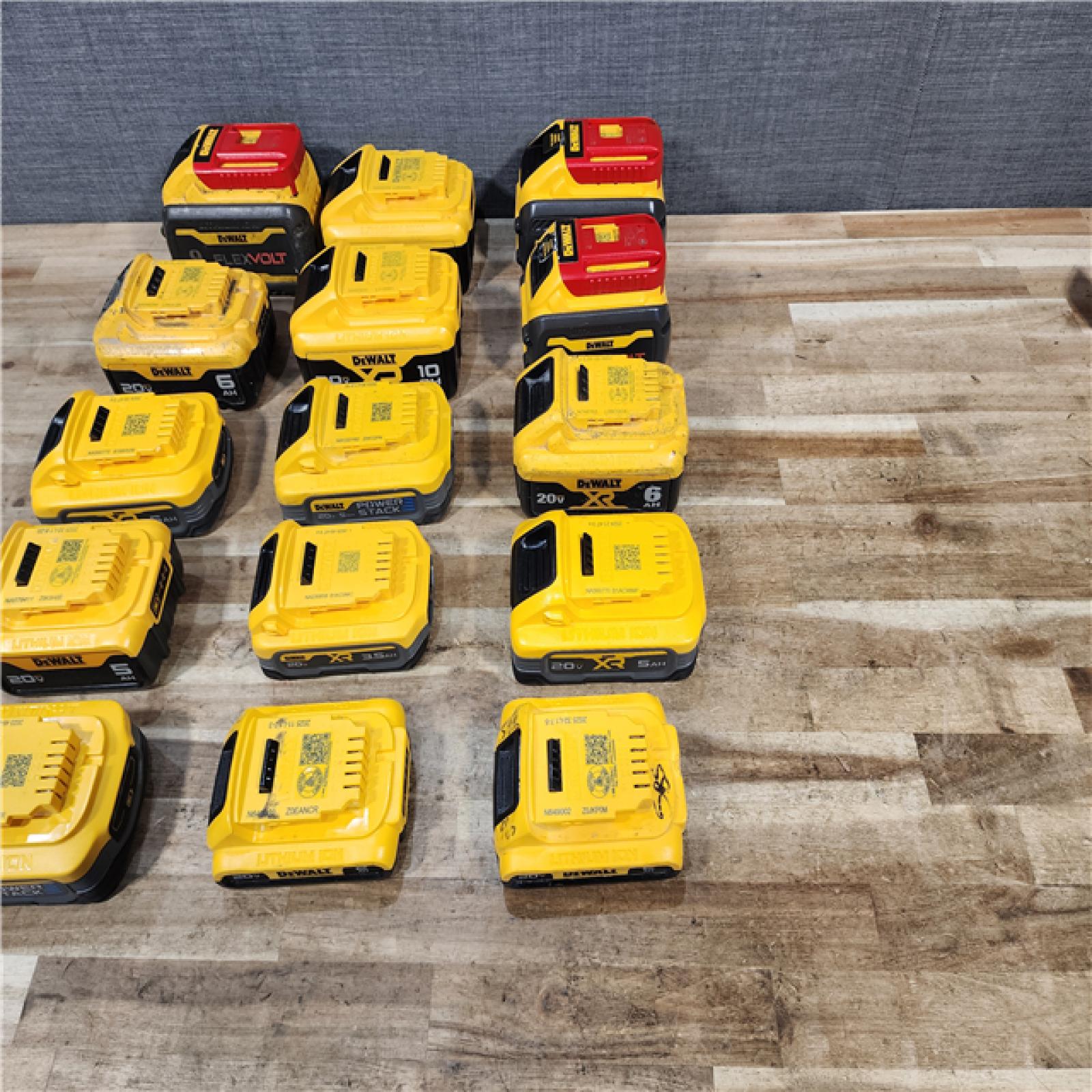 HOUSTON LOCATION - AS - IS DEWALT BATTERY PACK QTY - 15