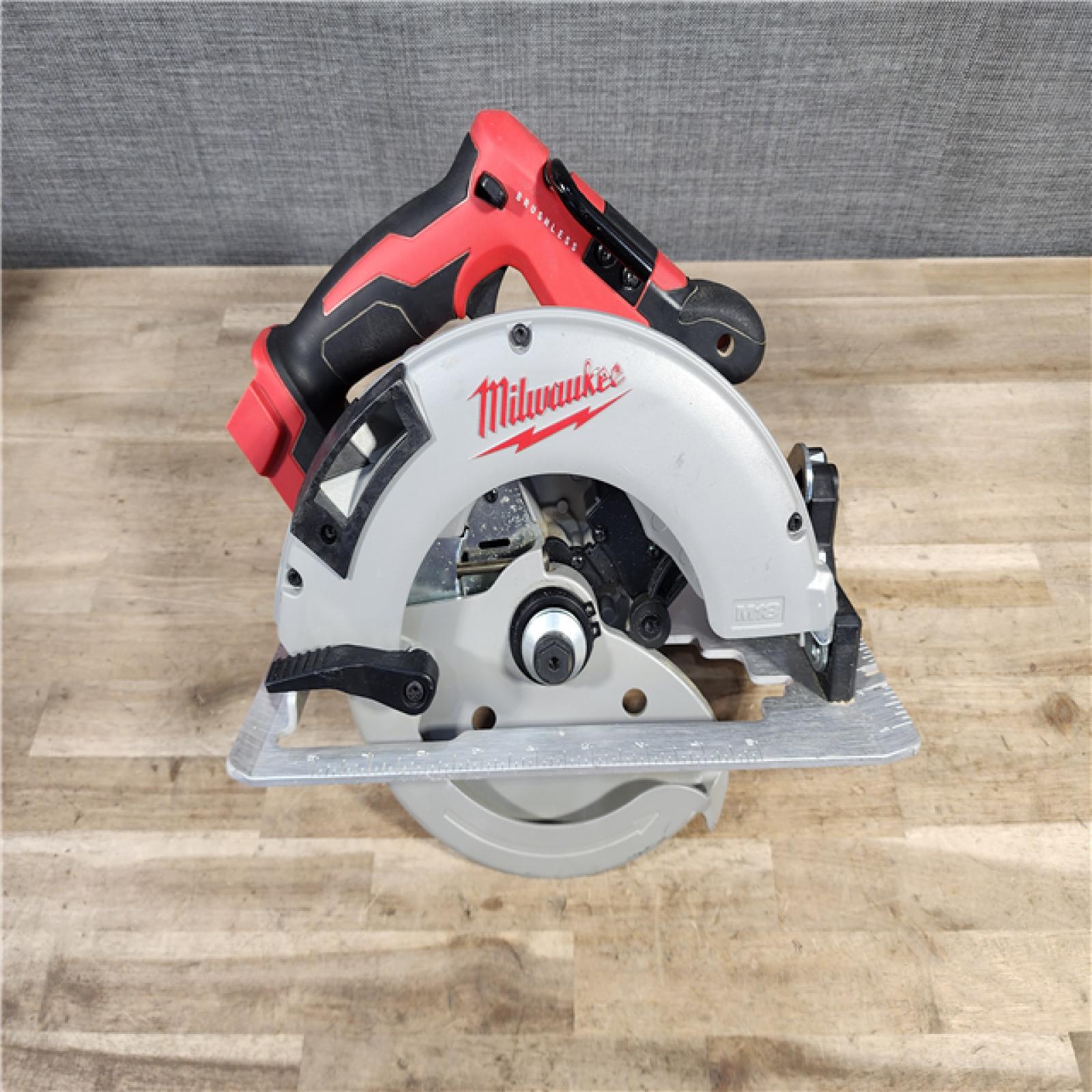 HOUSTON LOCATION - AS-IS Milwaukee 7-1/4 18V Brushless Circular Saw 2631-20 (Bare Tool)