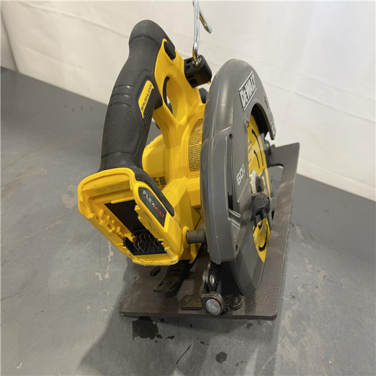 AS-IS - DeWALT FLEXVOLT 60V MAX Cordless Brushless 7-1/4 in. Circular Saw with Brake