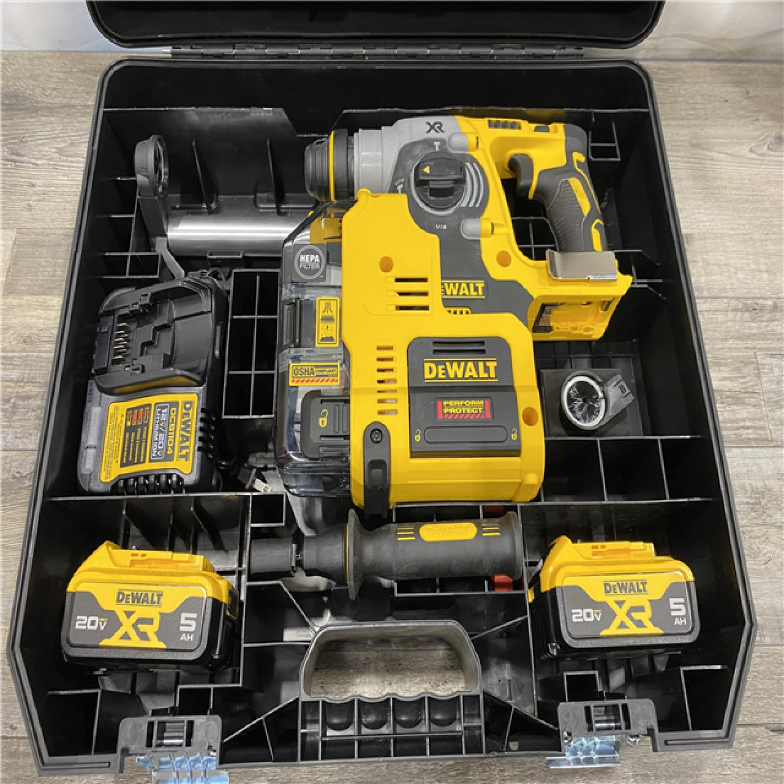 AS-IS DEWALT (Brand Rating: 4.5/5) 20V MAX XR Brushless 1 in. SDS Plus L-Shape Rotary Hammer Kit