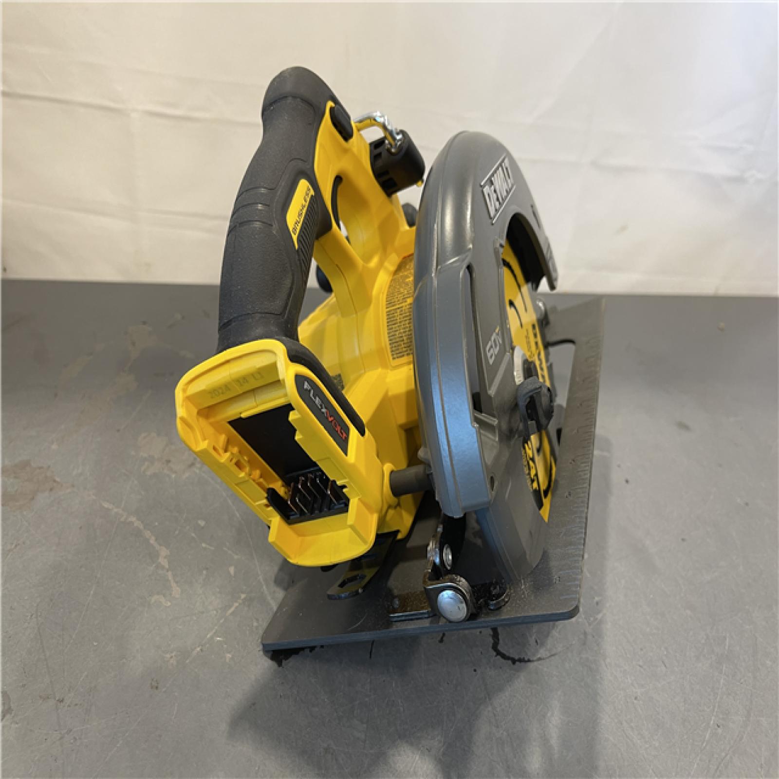 AS-IS - DeWALT FLEXVOLT 60V MAX Cordless Brushless 7-1/4 in. Circular Saw with Brake