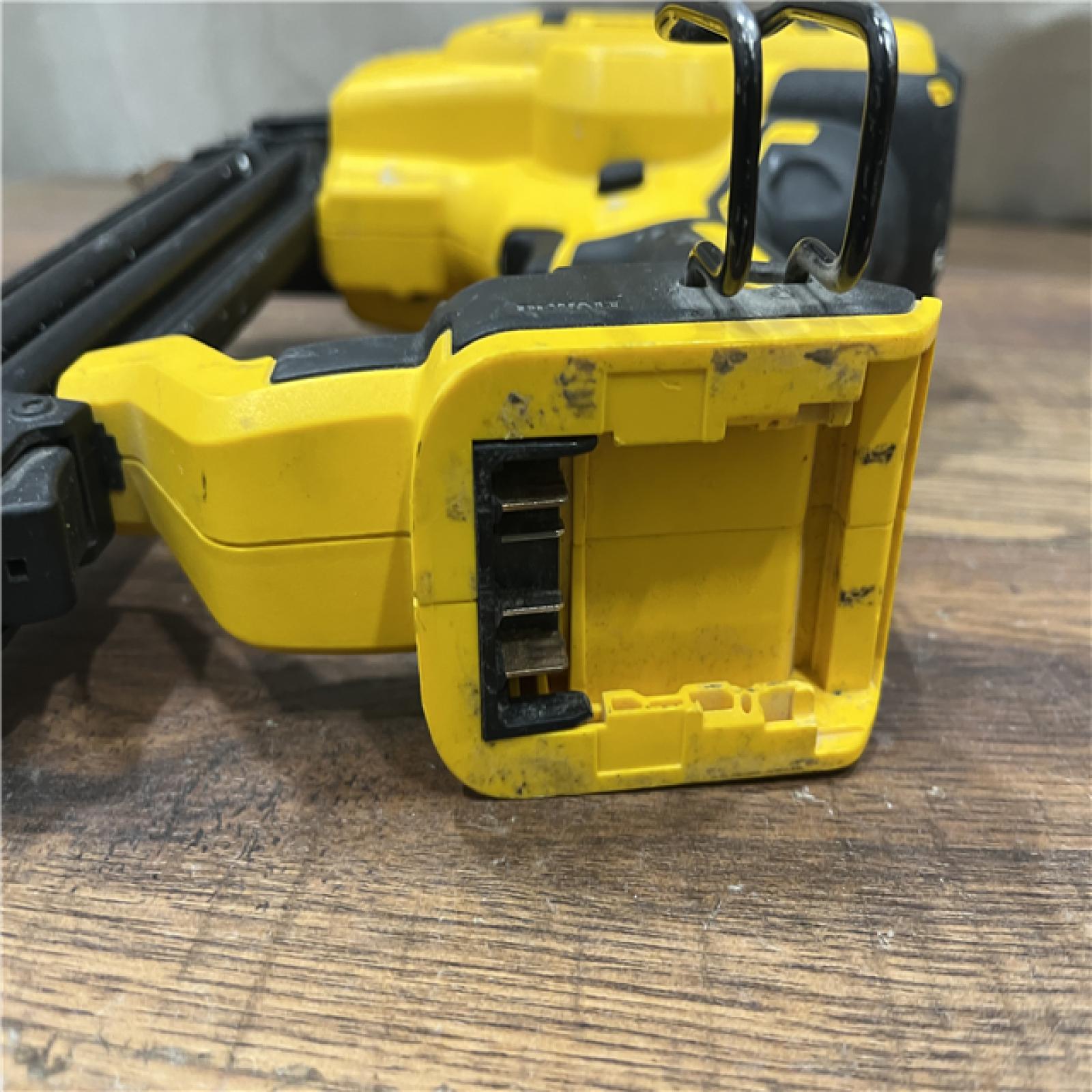 AS-IS DEWALT 20V MAX XR 18 Gauge Brad Nailer Kit