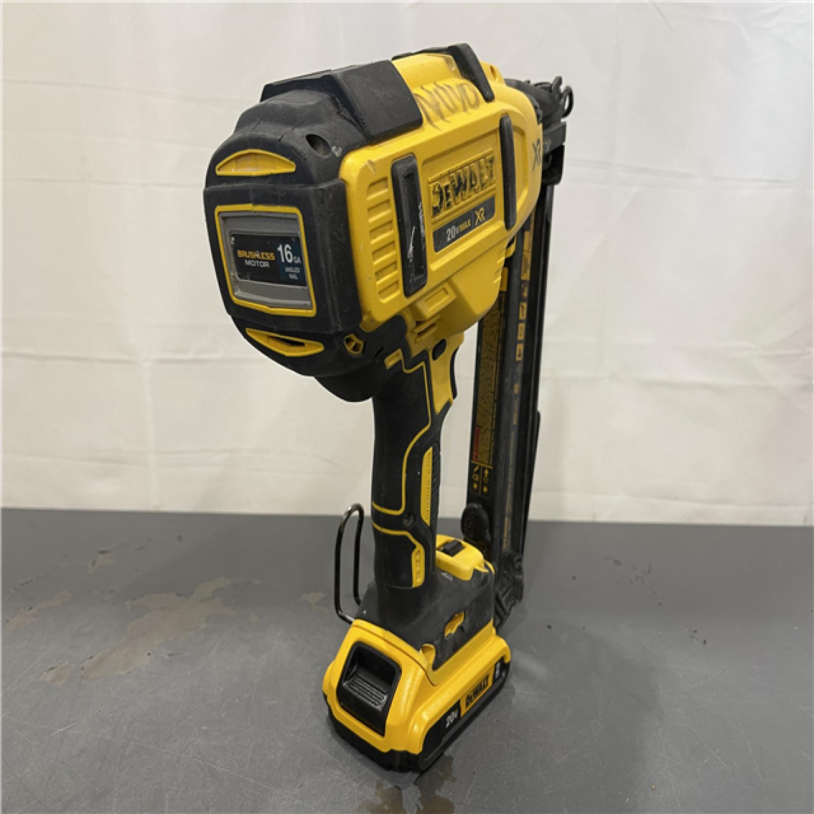 AS-IS - DeWalt 20V MAX XR 16-Gauge Electric Cordless Angled Finishing Nailer Kit