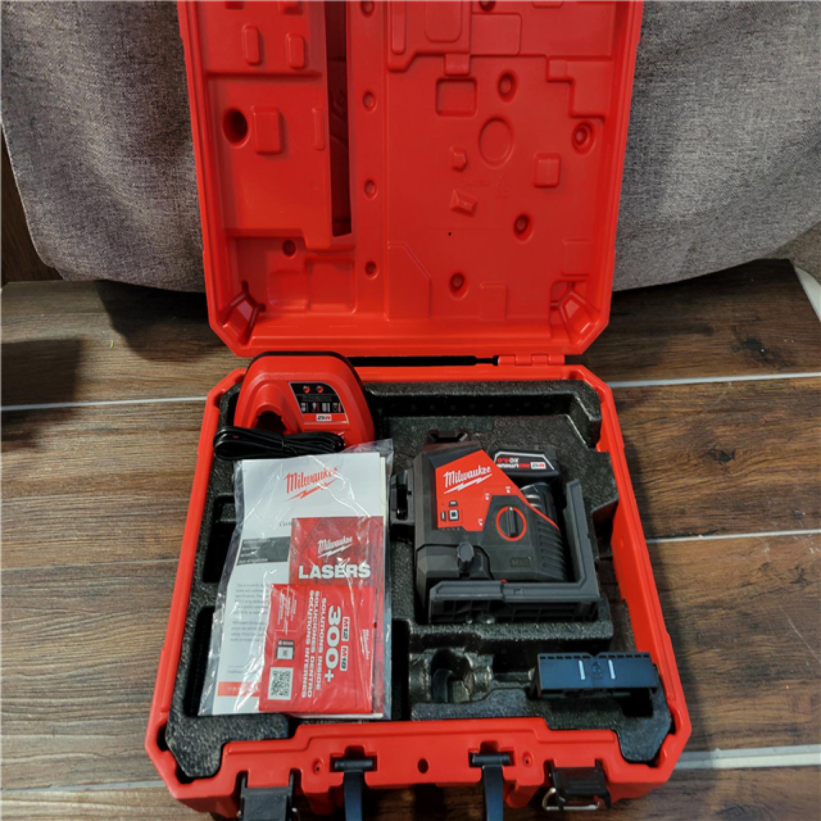 CALIFORNIA AS-IS MILWAUKEE M12 GREEN 360° 3-PLANE LASER KIT