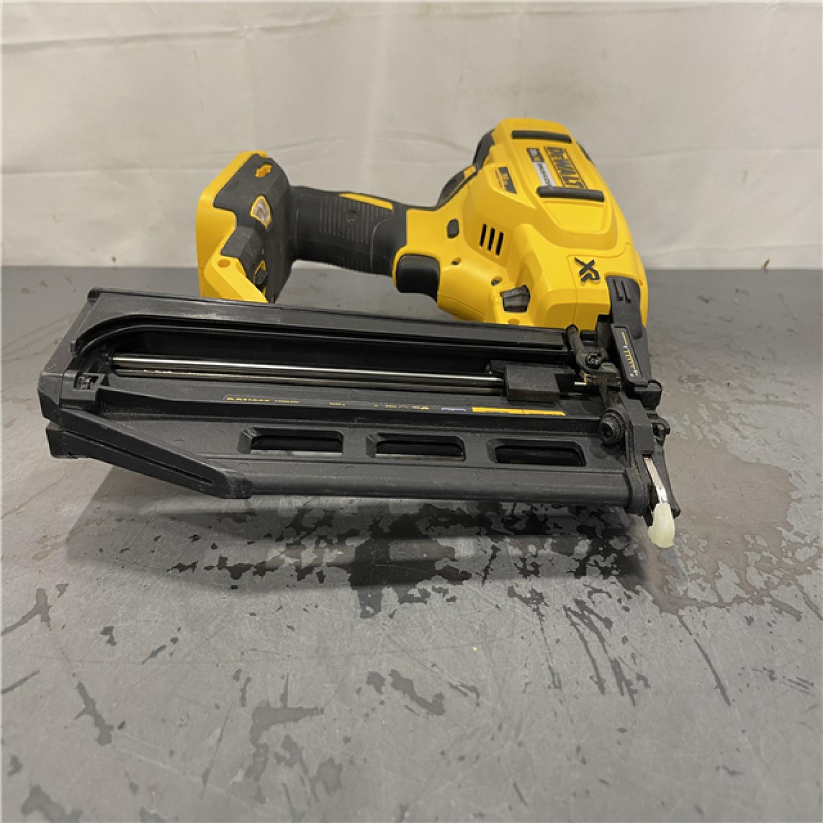 AS-IS- DEWALT 20V MAX XR 16-Gauge Lithium-Ion Cordless Finish Nailer (Tool Only)