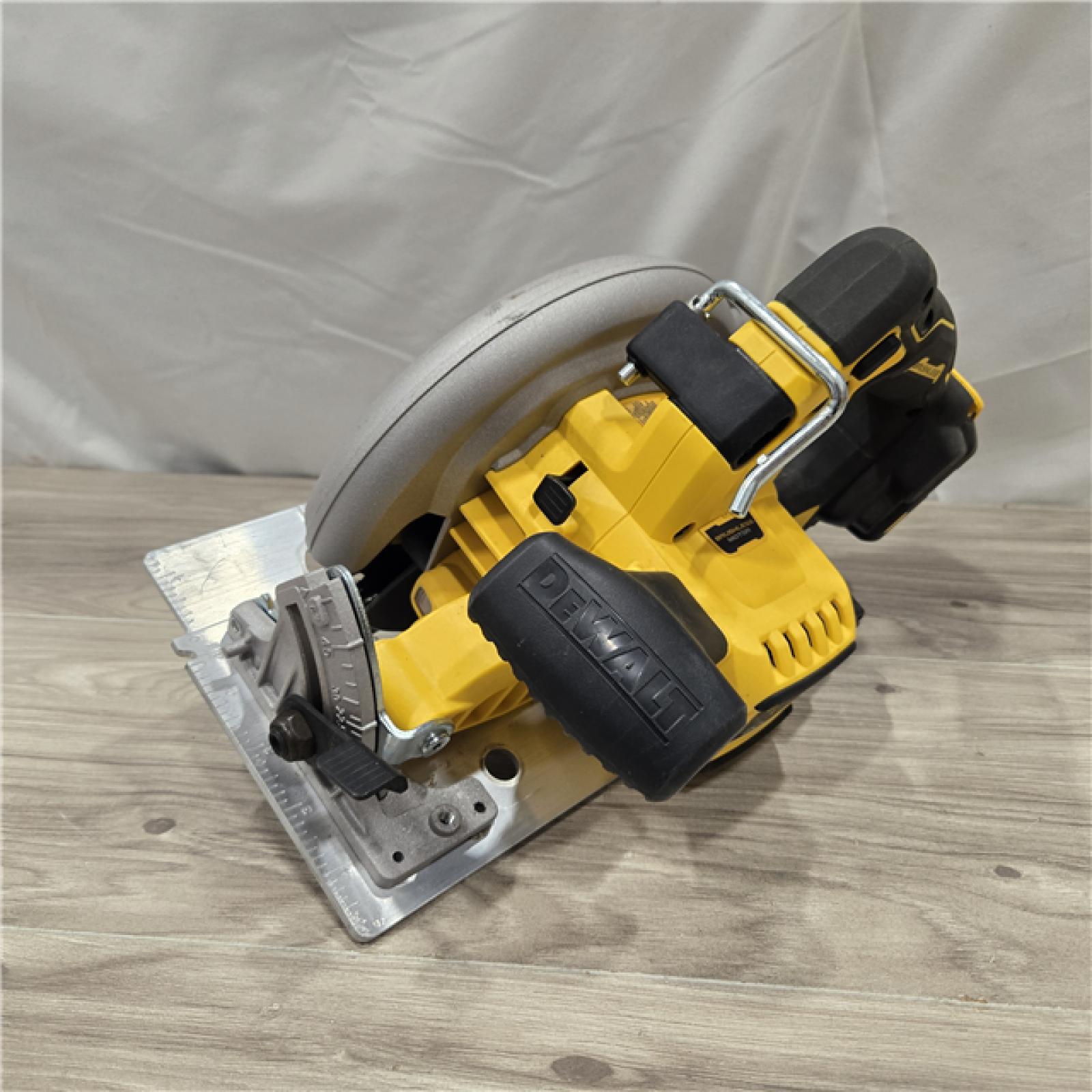 AS-IS DEWALT 20V MAX 7-1/4 in. Cordless Circular Saw (Tool Only)