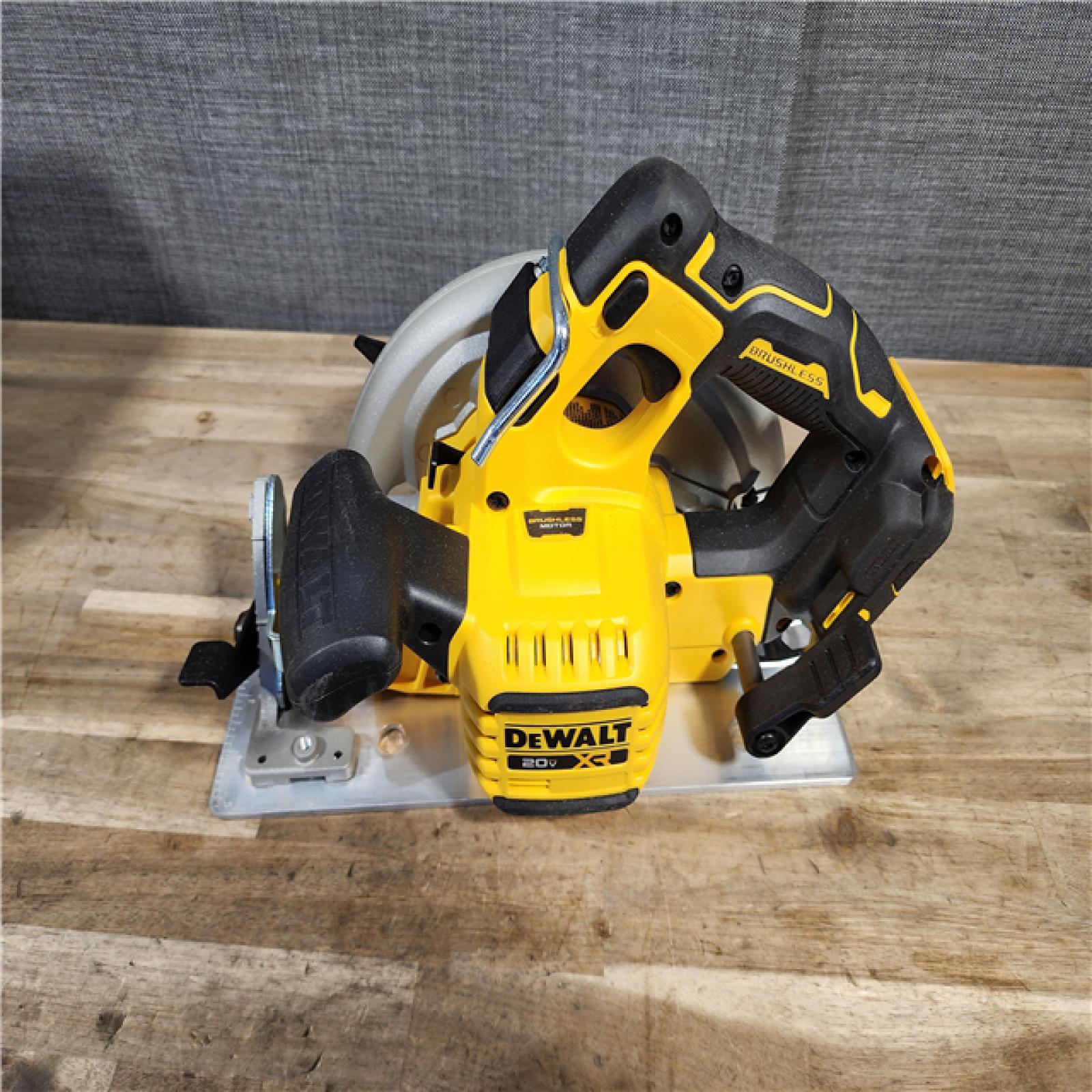 HOUSTON LOCATION - AS-IS DEWALT 20-Volt MAX 7-1/4 in. Cordless Circular Saw (Tool Only)
