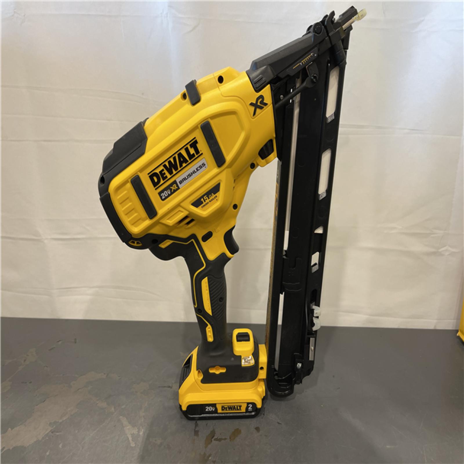 AS-IS - DeWalt 20V MAX XR Lithium-Ion Cordless 2-1/2 in. 15-Gauge Finish Nailer Kit