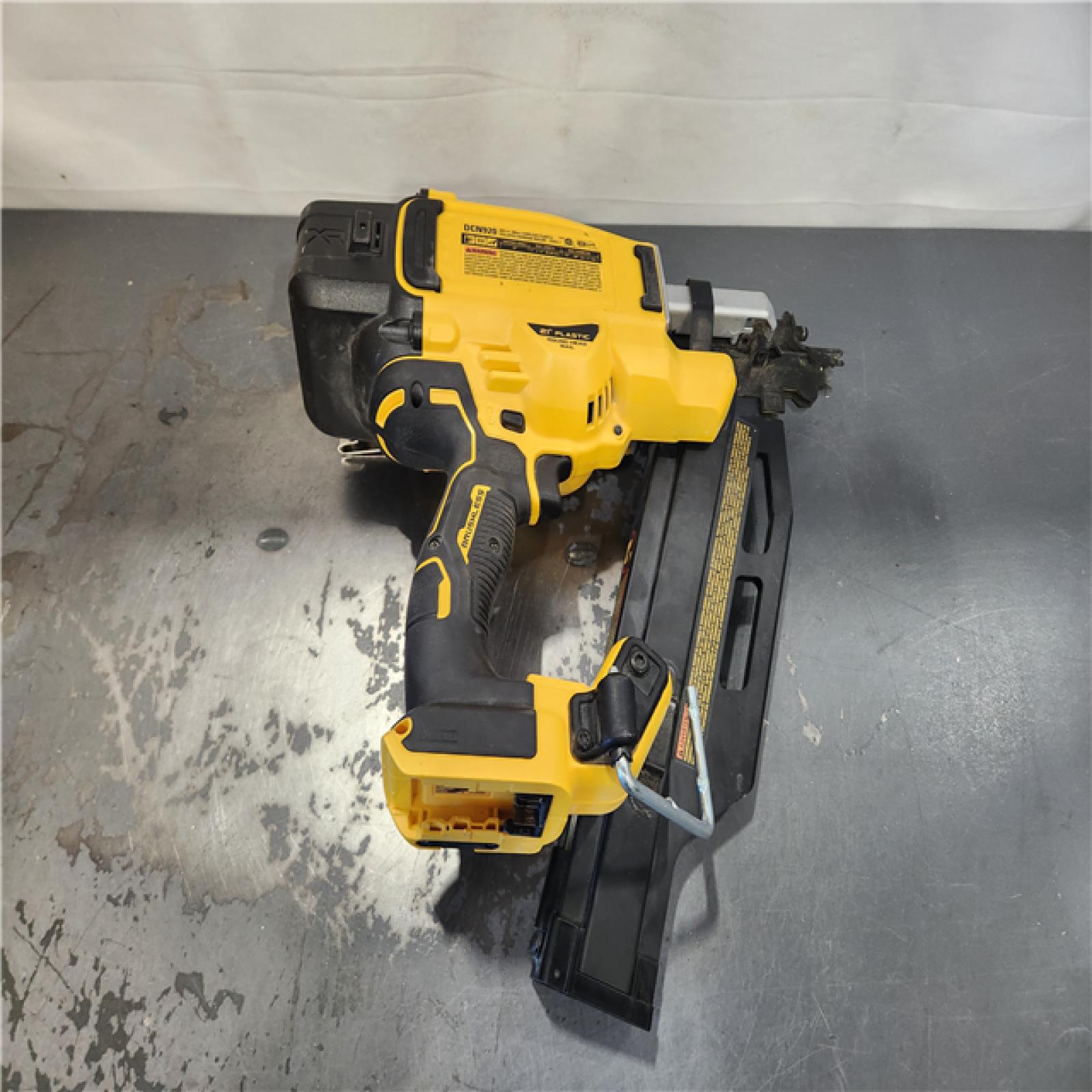 AS-IS- DeWalt 20V MAX Cordless 21 Deg Framing Nailer Kit (Battery & Charger) 20 V