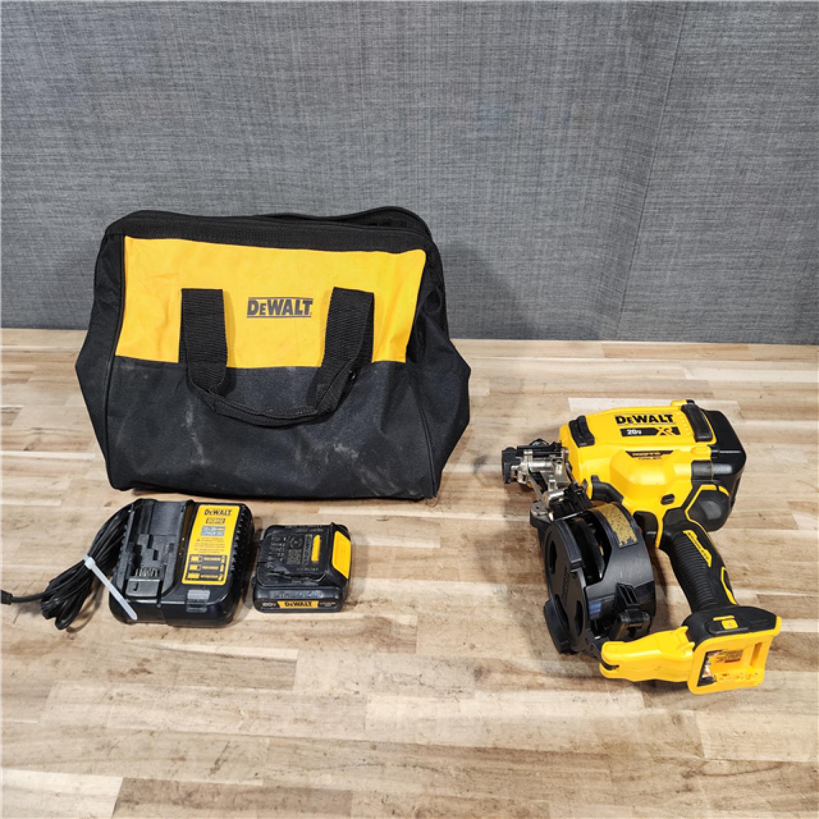 HOUSTON LOCATION - AS-IS DEWALT 20V MAX Lithium-Ion 15-Degree Electric Cordless Roofing Nailer Kit