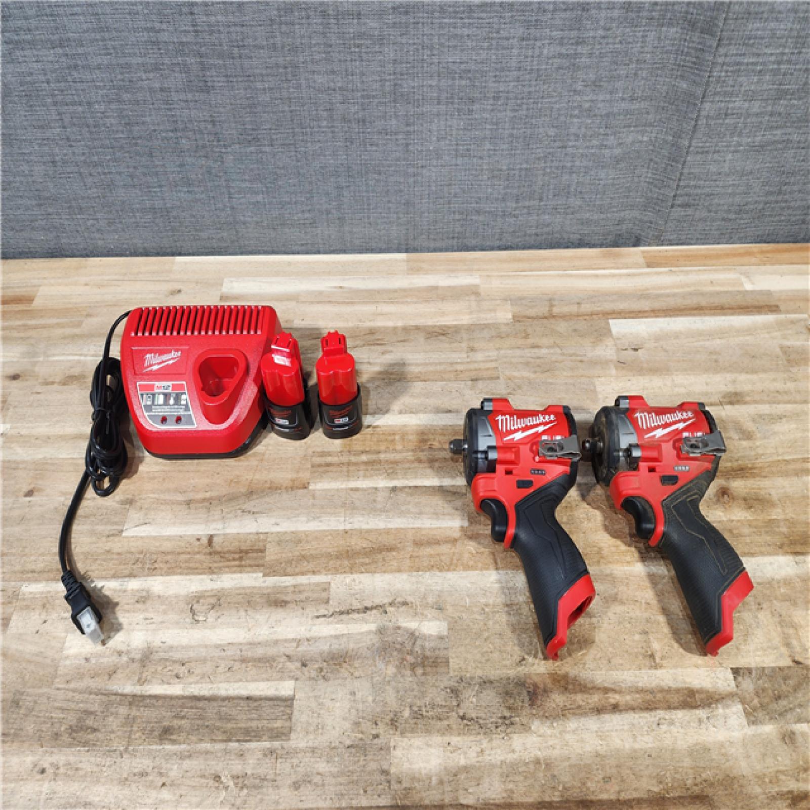 HOUSTON LOCATION - AS-IS MILWAUKEE 2 TOOL COMBO KIT W/ (2) BATTERY & CHARGER
