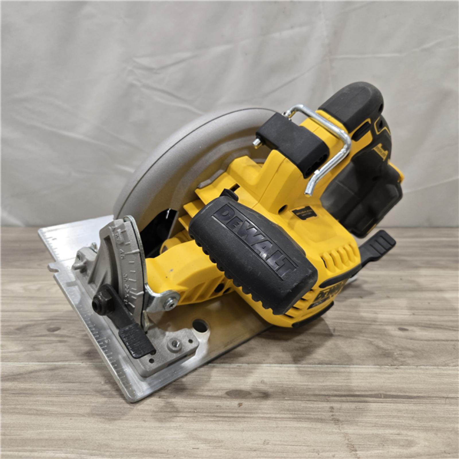 AS-IS DEWALT 20-Volt MAX 7-1/4 in. Cordless Circular Saw (Tool Only)