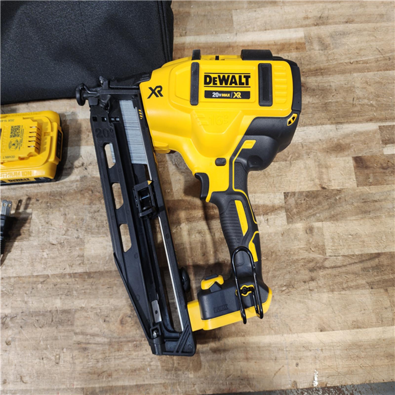 HOUSTON LOCATION - AS - IS DEWALT 20V MAX XR 16-Gauge Electric Cordless Angled Finishing Nailer Kit