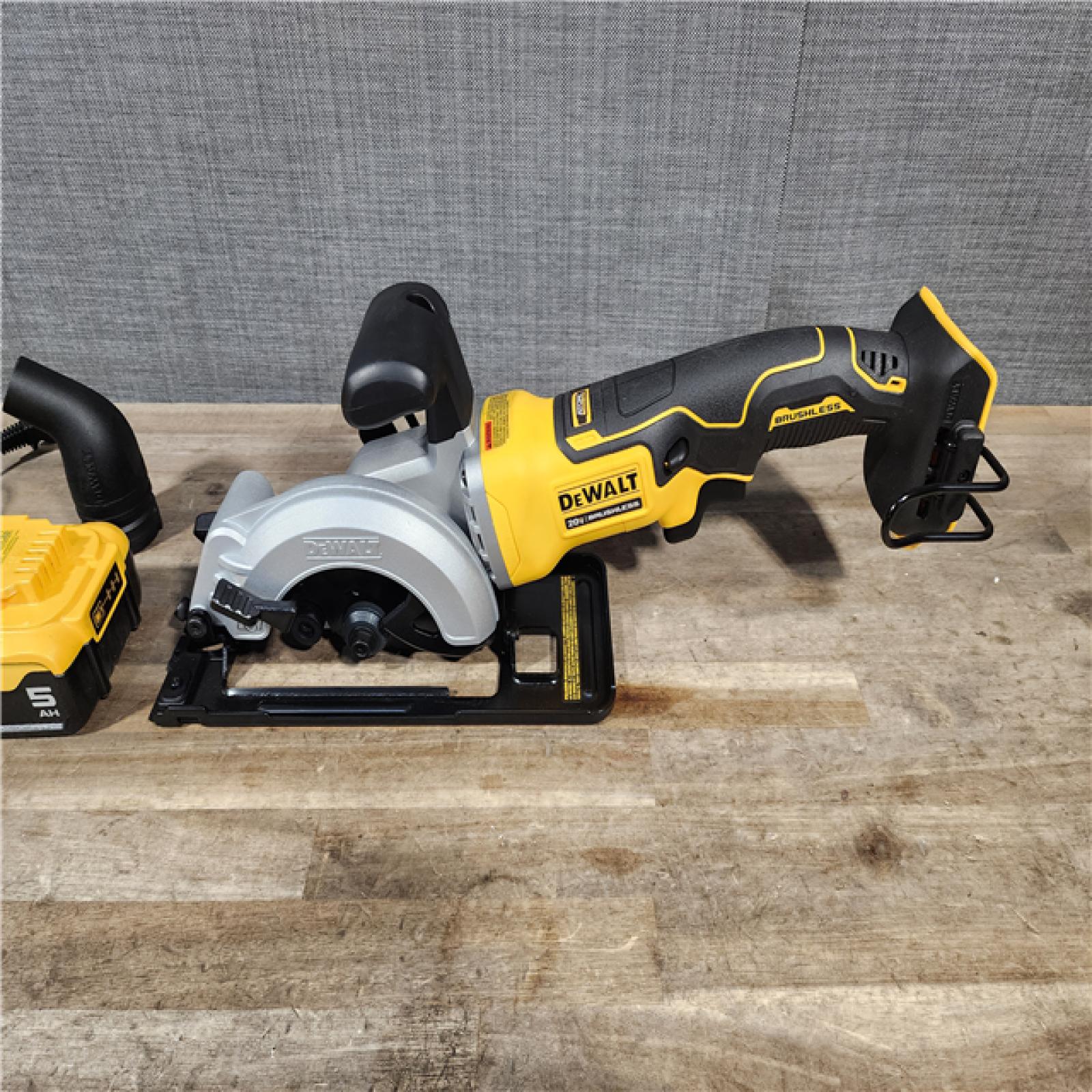 HOUSTON LOCATION - AS-IS DEWALT ATOMIC 20V MAX Cordless Brushless 4-1/2 in. Circular Saw W/ BATTERY & CHARGER