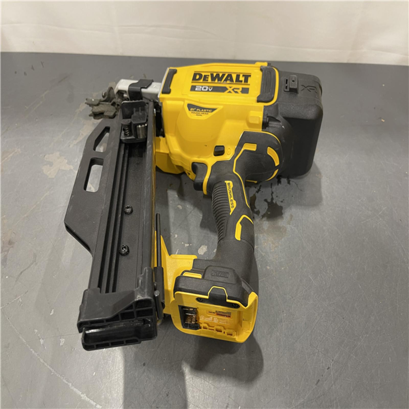 AS-IS - DEWALT 20-Volt 21° Cordless Framing Nailer