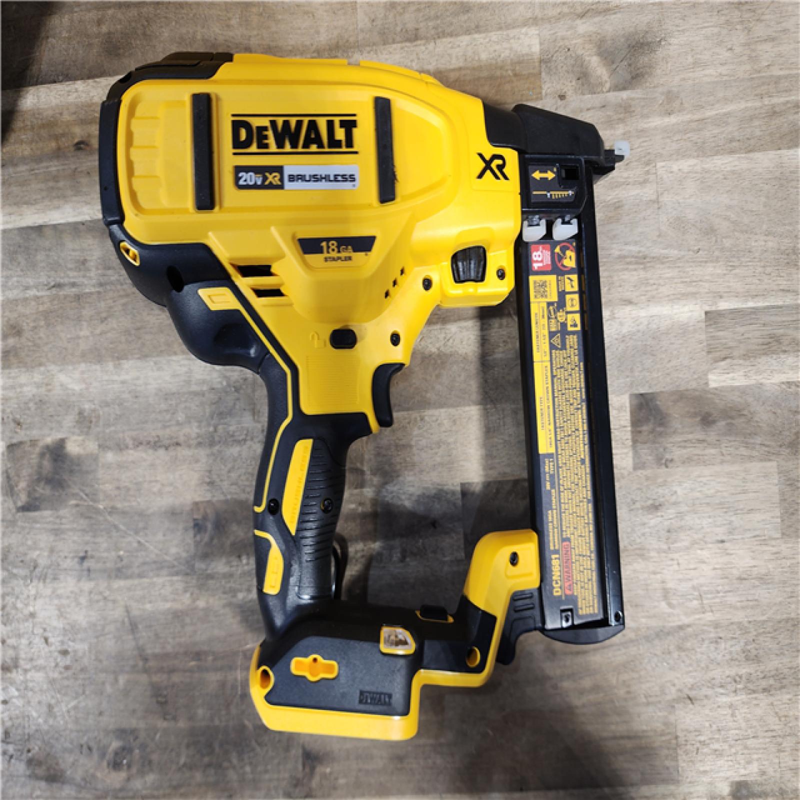 HOUSTON LOCATION - AS-IS DEWALT DCN681D1 20V 18Ga Stapler Kit