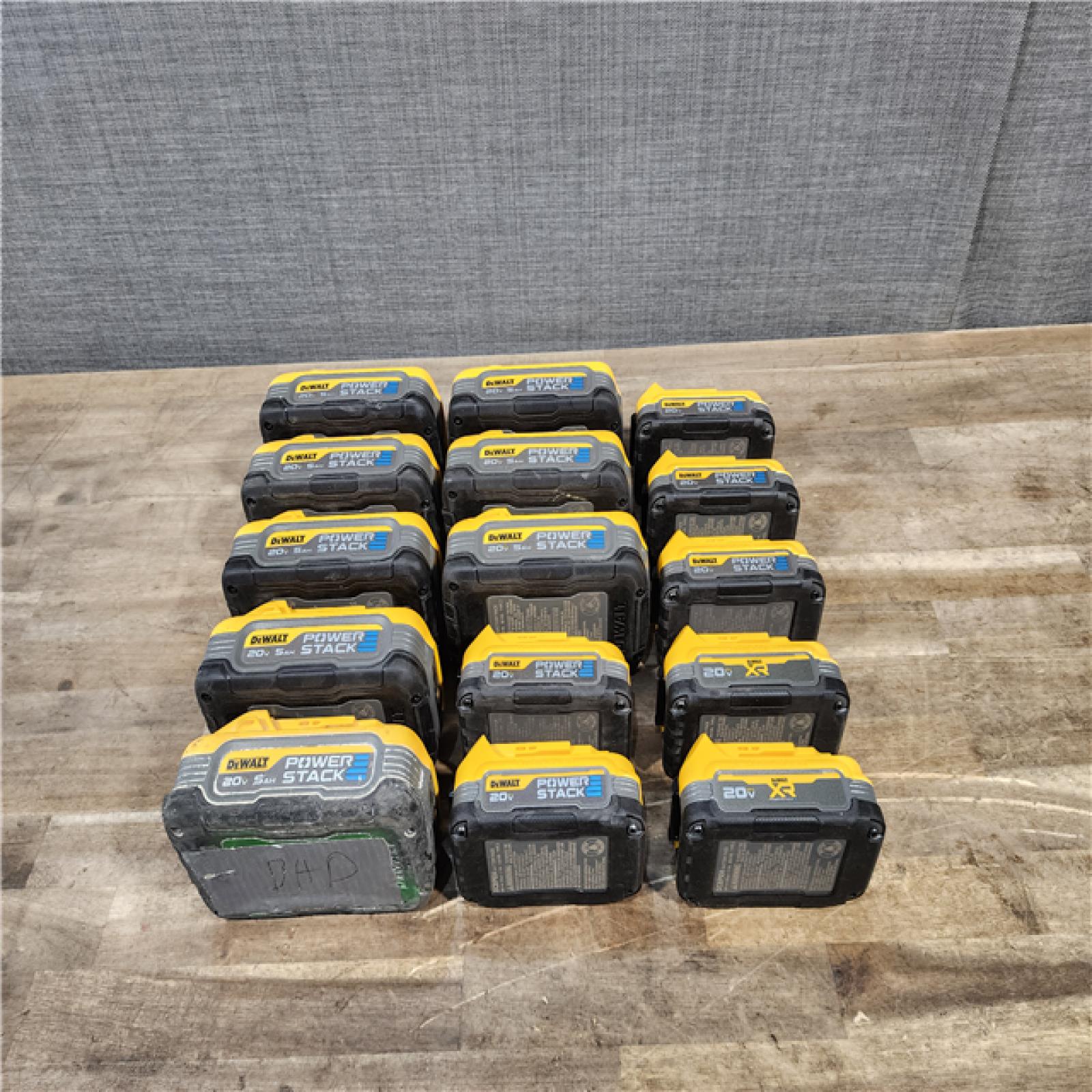 HOUSTON LOCATION - AS-IS DEWALT BATTERY PACK QTY - 15