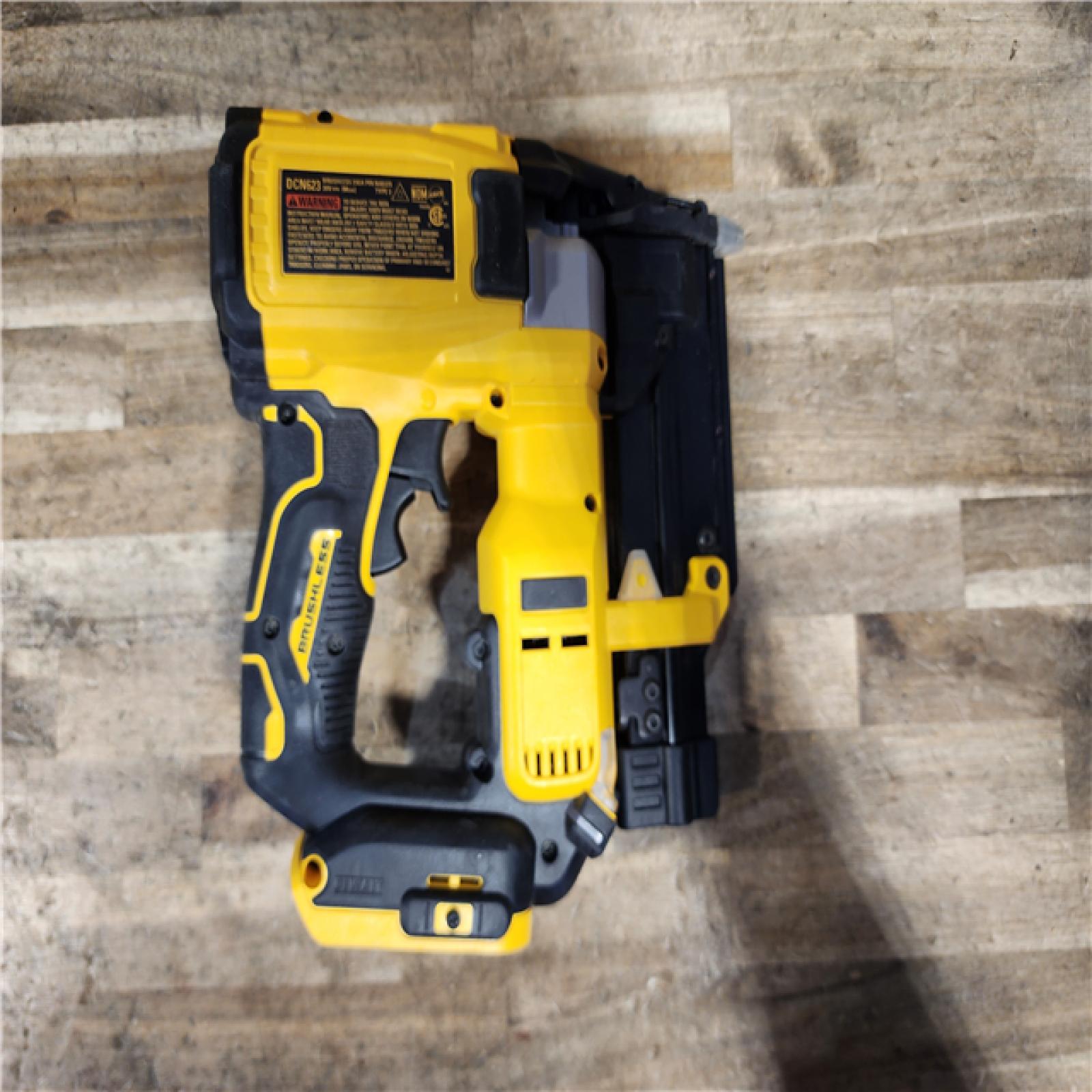 HOUSTON LOCATION - AS-IS DEWALT ATOMIC 20V MAX Lithium Ion Cordless 23 Gauge Pin Nailer Kit