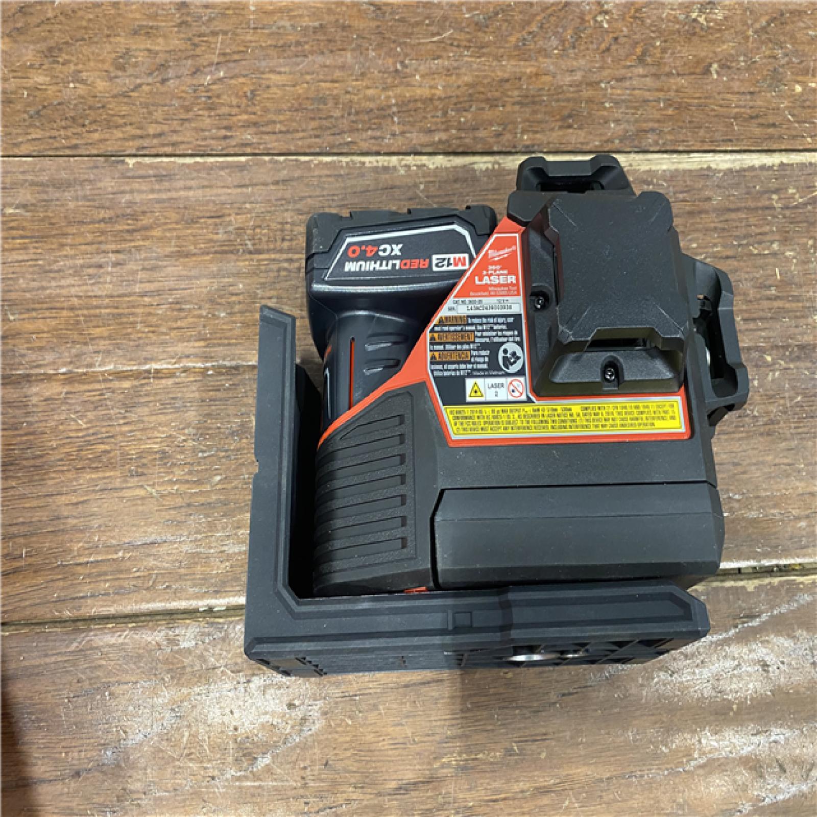 AS-IS Milwaukee-3632-21 M12 Green Beam Laser 360Â° 3-Plane Kit