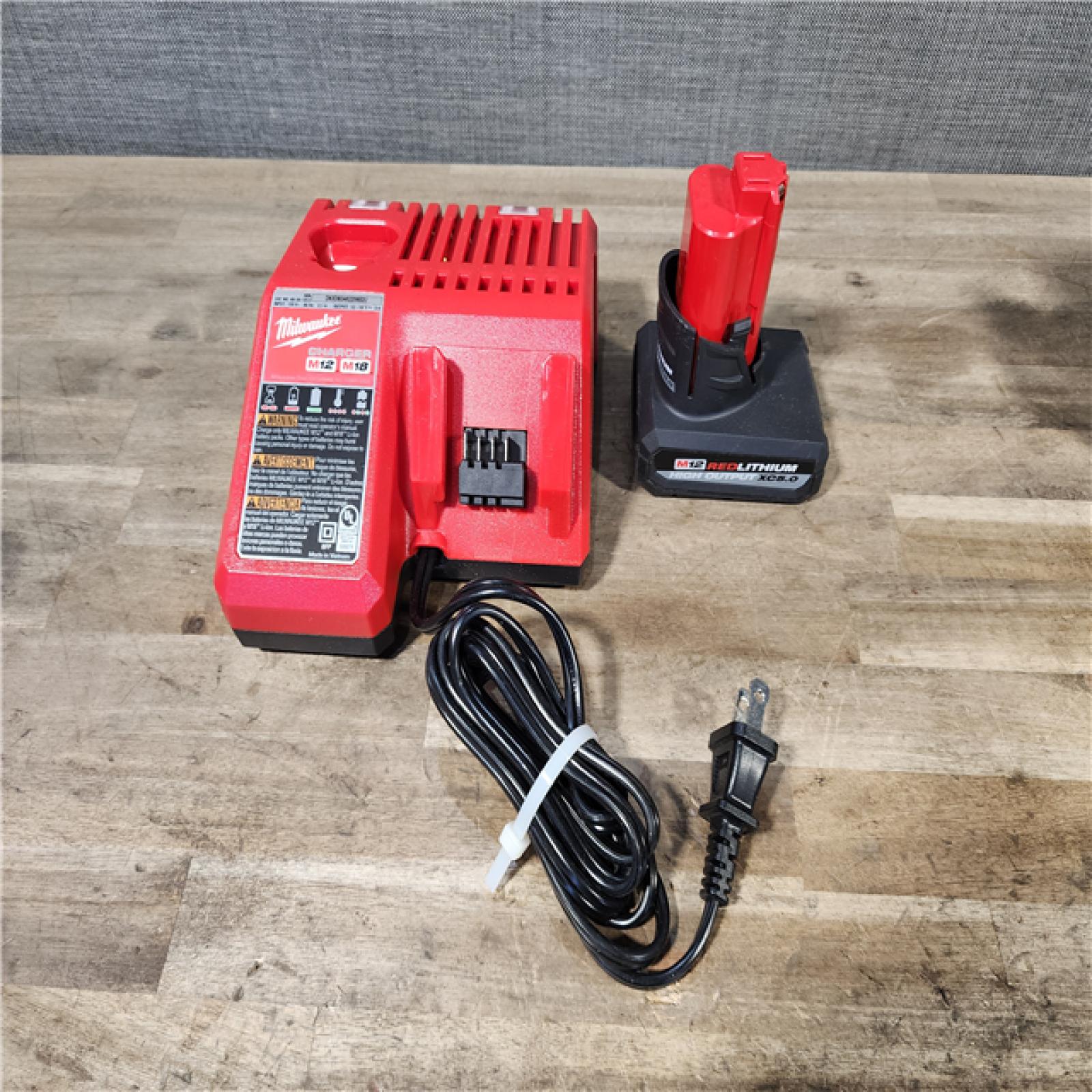 HOUSTON LOCATION - AS-IS Milwaukee Green 125 Ft. Cross Line and Plumb Points Laser Level Kit