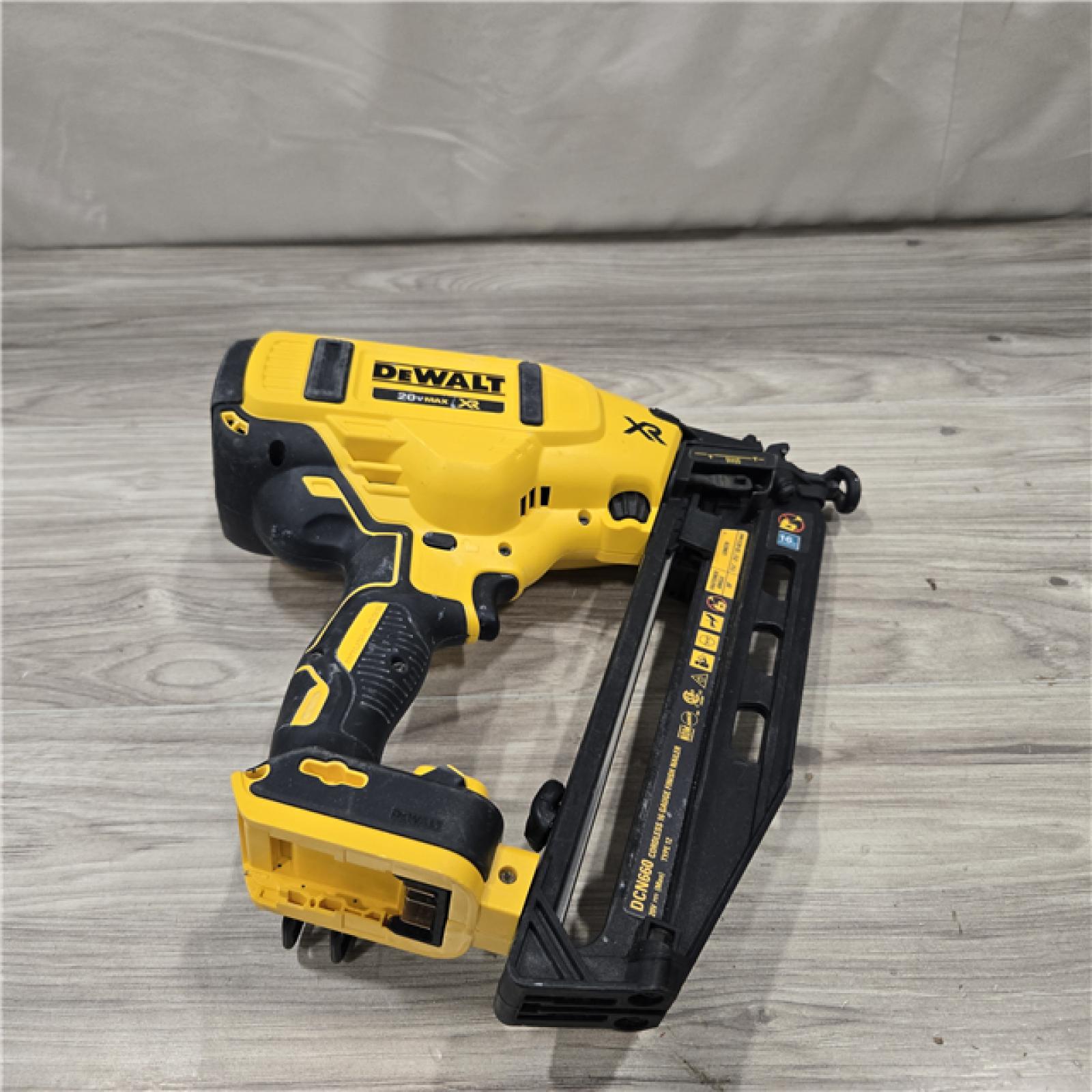 AS-IS DeWalt 20V 16 Gauge Cordless Angled Finish Nailer Kit