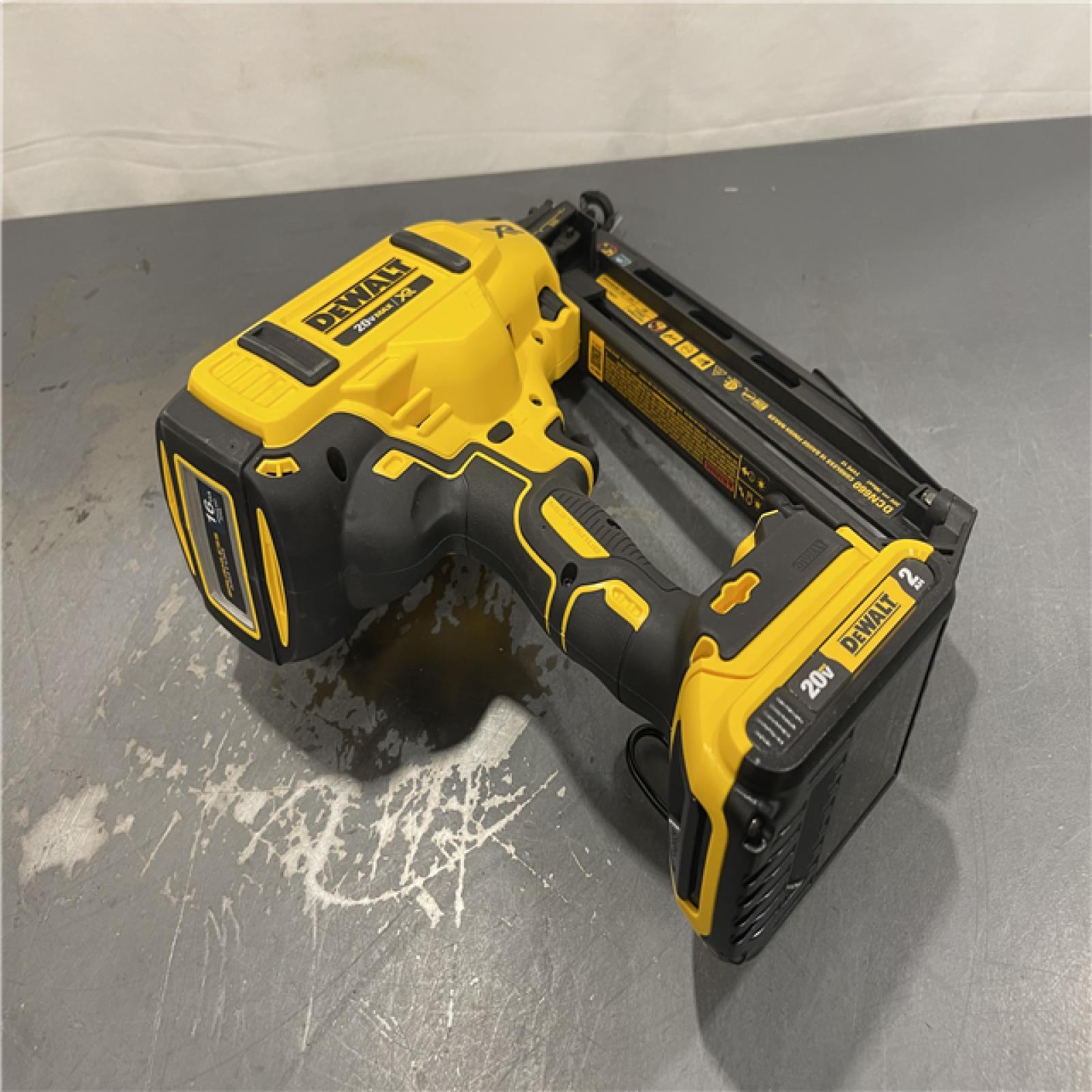 AS-IS - DeWalt 20V MAX XR 16-Gauge Electric Cordless Angled Finishing Nailer Kit