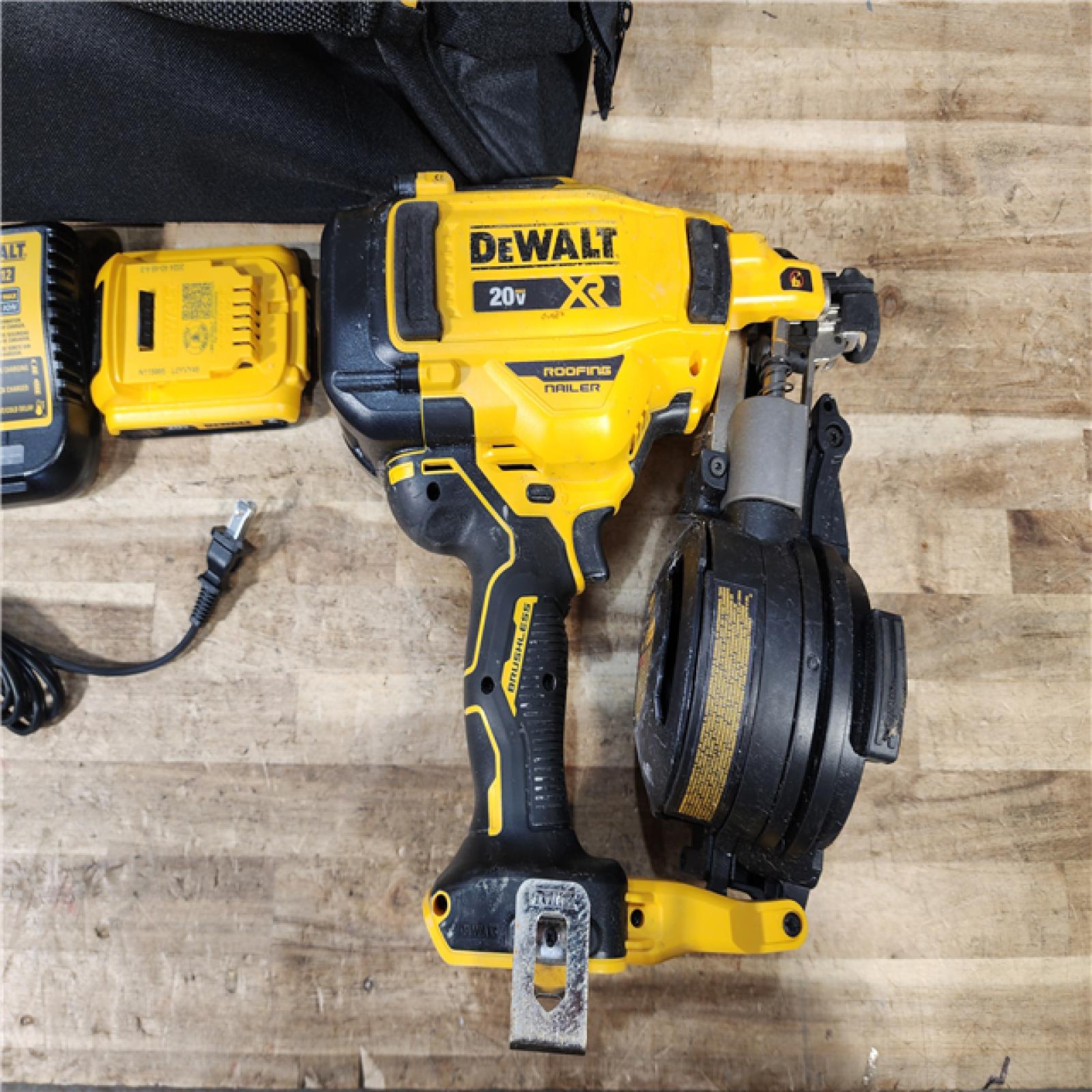 HOUSTON LOCATION - AS - IS DEWALT 20V MAX Lithium-Ion 15-Degree Electric Cordless Roofing Nailer Kit