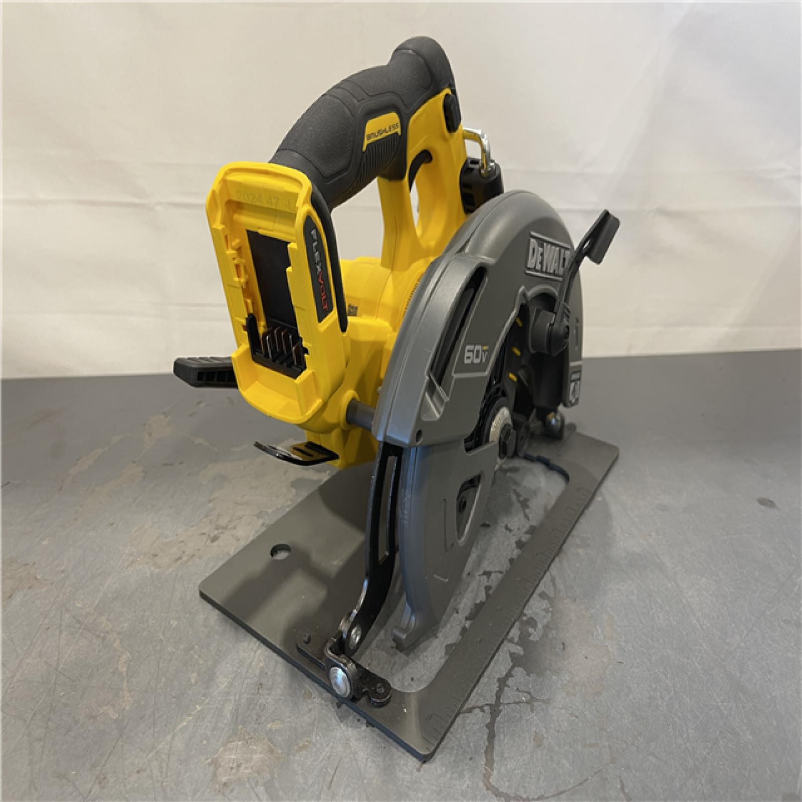 AS-IS - DeWALT FLEXVOLT 60V MAX Cordless Brushless 7-1/4 in. Circular Saw with Brake