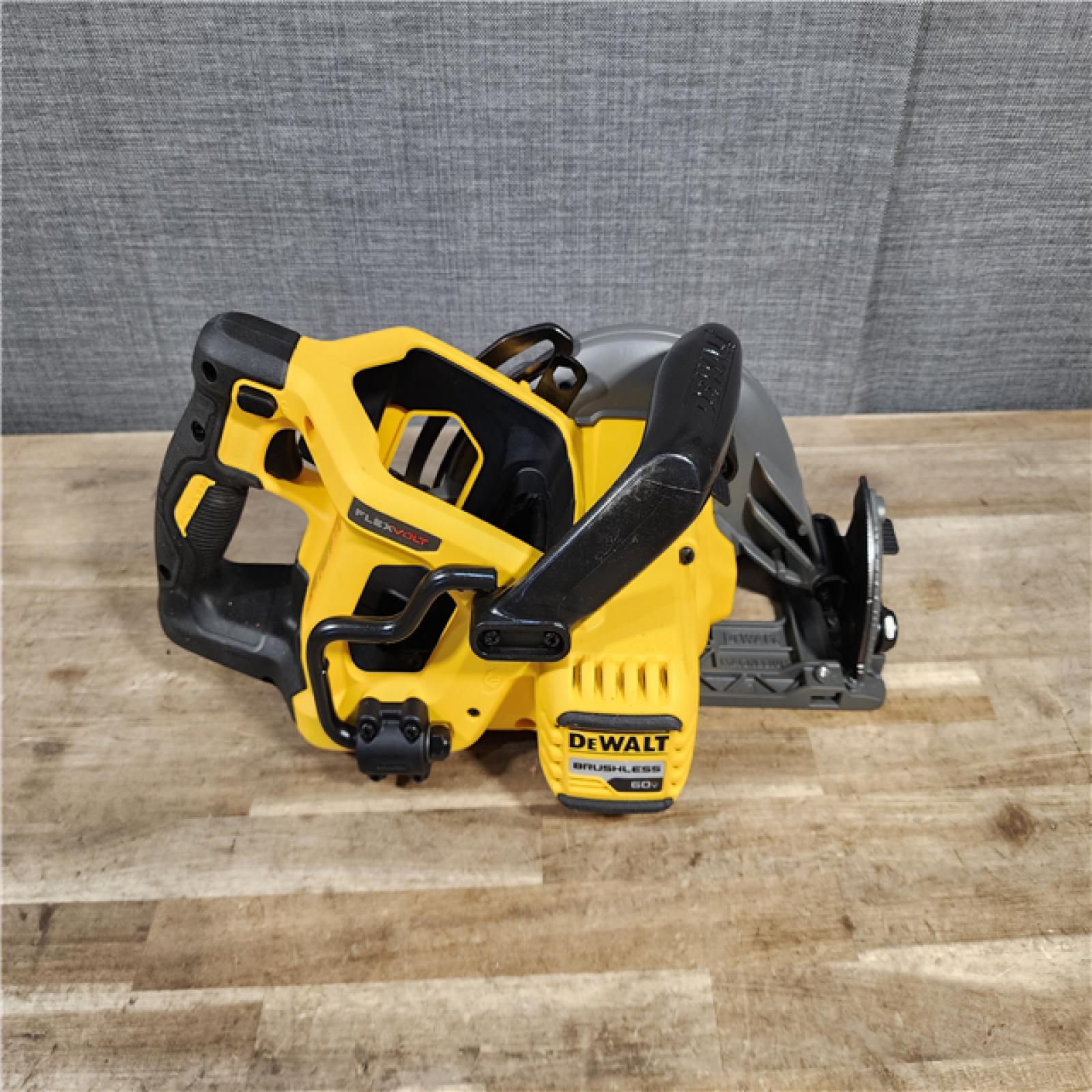 HOUSTON LOCATION - AS-IS (APPEARS LIKE NEW) DEWALT FLEXVOLT 60V MAX Cordless Brushless 7-1/4 in. Wormdrive Style Circular Saw (Tool Only)
